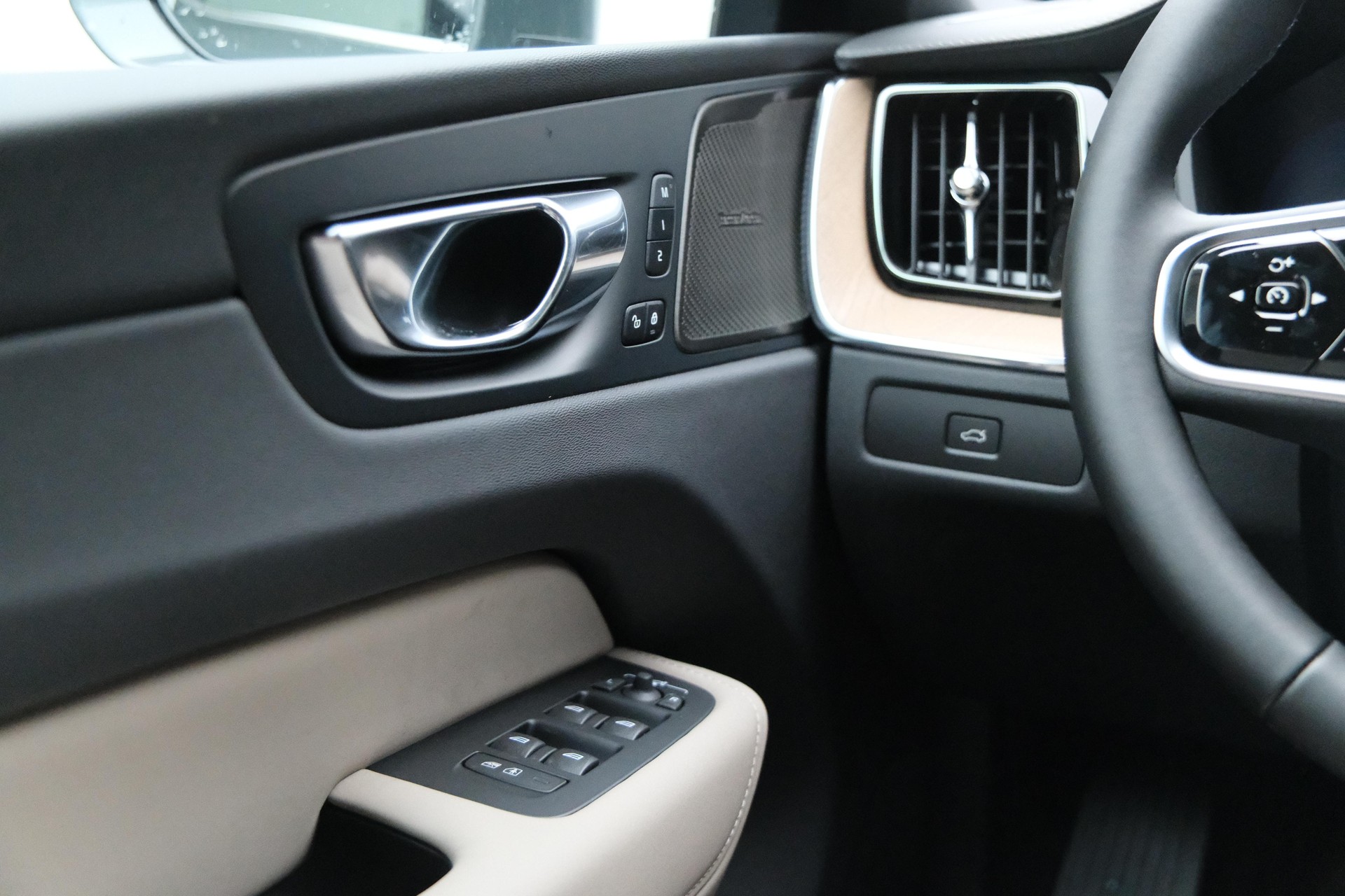 VOLVO XC60 2.0 B5 MH Ultra Bright AWD-image-9