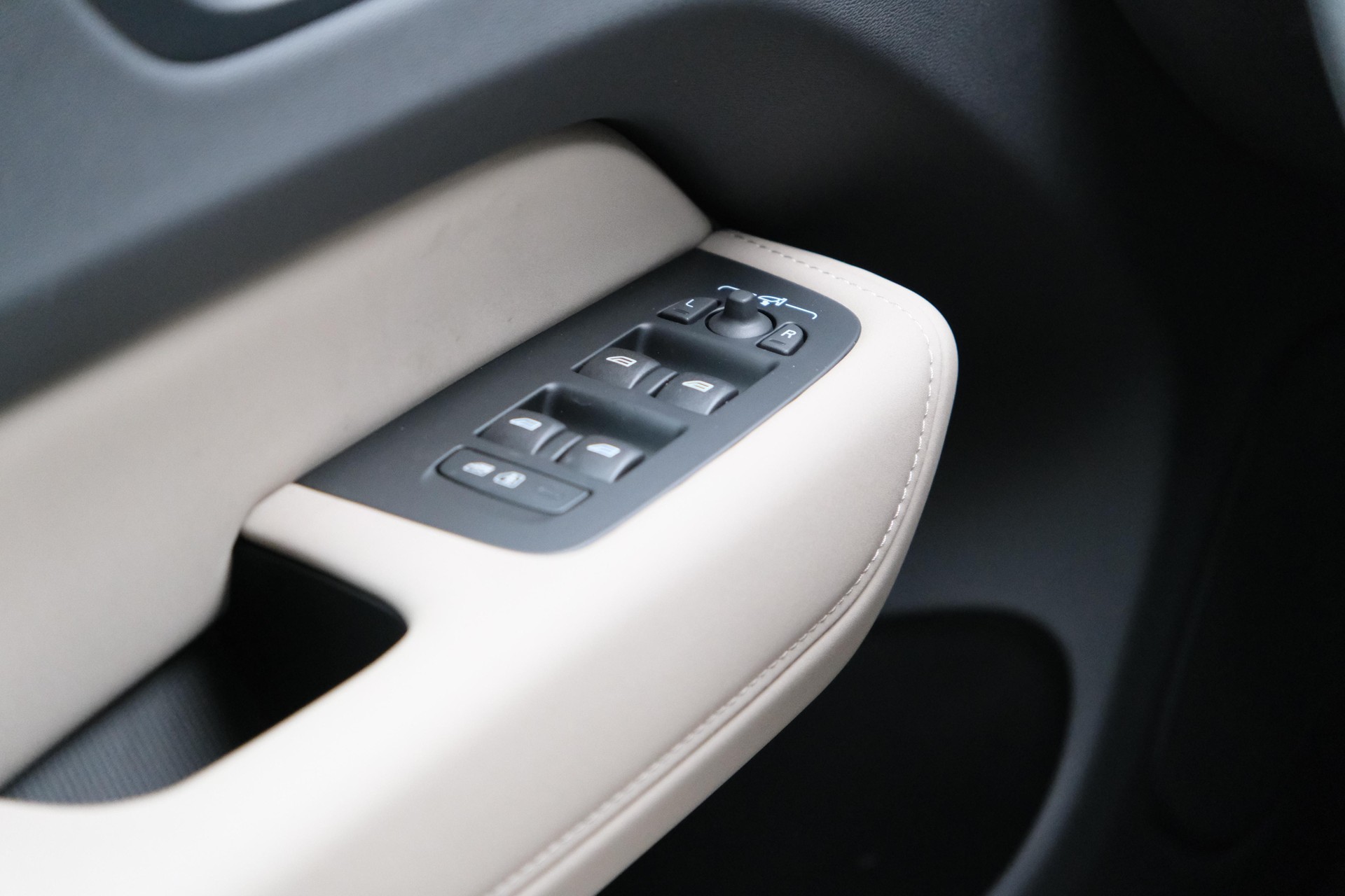 VOLVO XC60 2.0 B5 MH Ultra Bright AWD-image-10