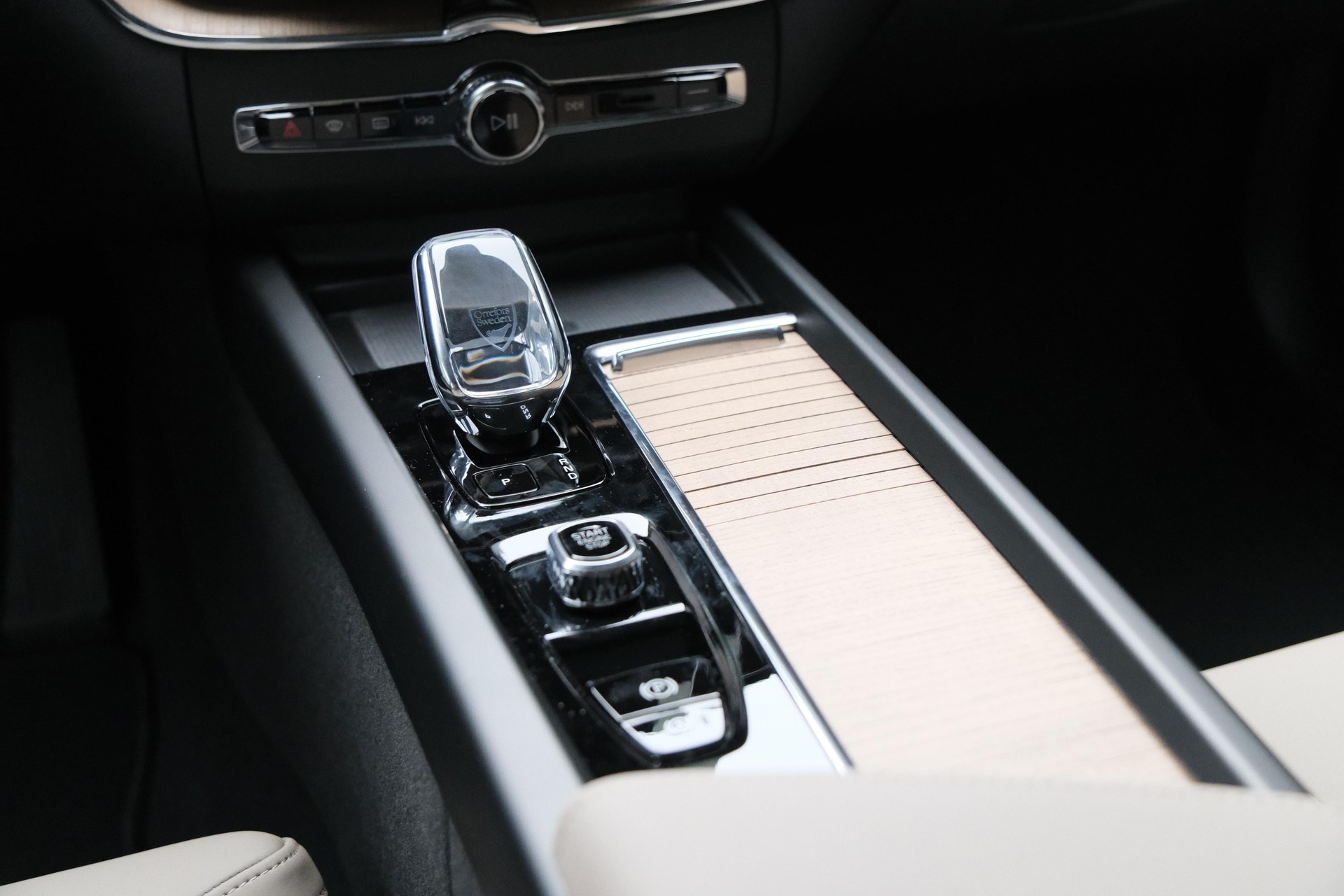 VOLVO XC60 2.0 B5 MH Ultra Bright AWD-image-16