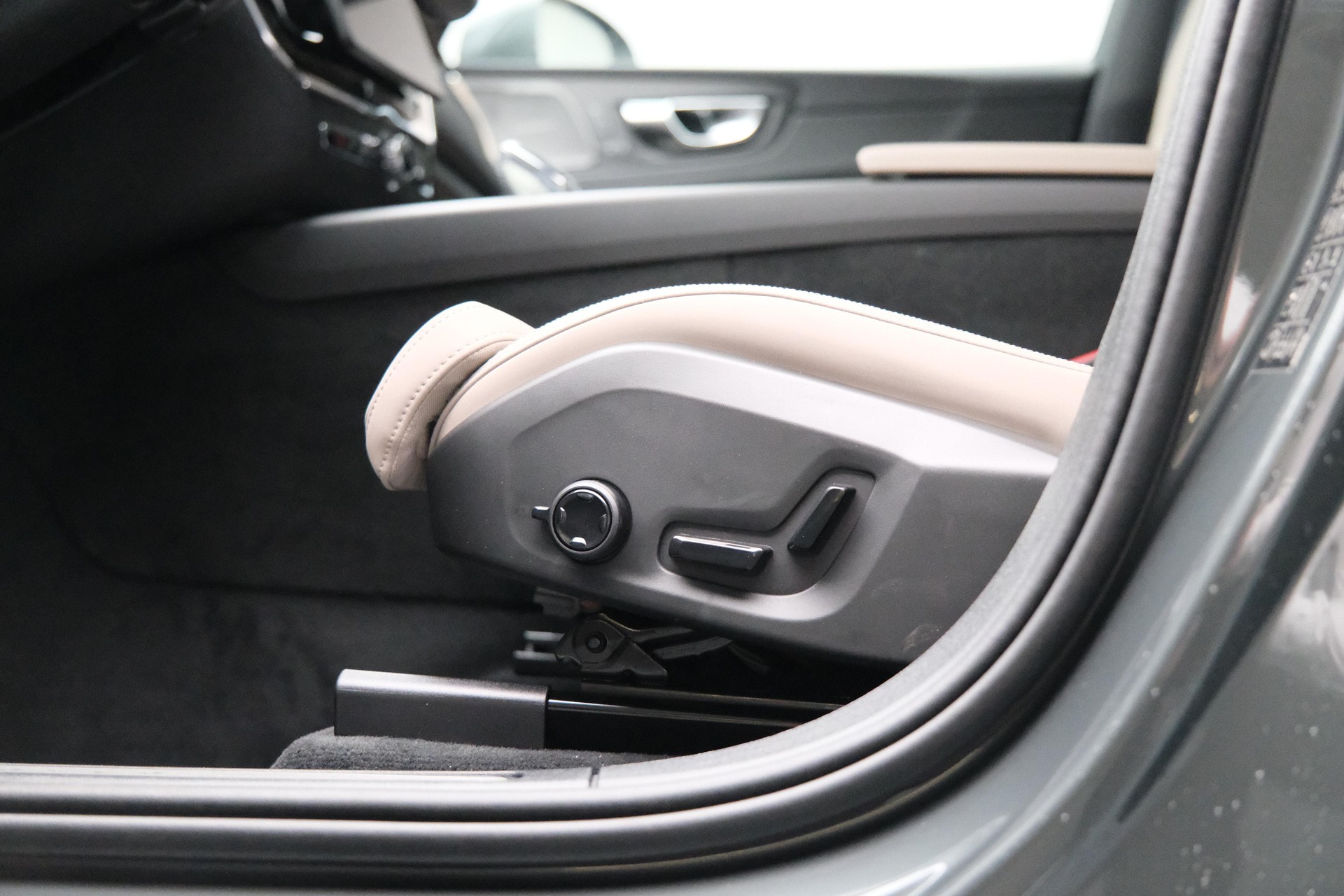 VOLVO XC60 2.0 B5 MH Ultra Bright AWD-image-8