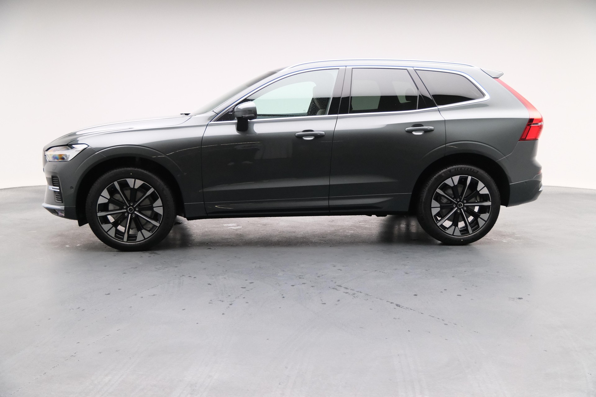 VOLVO XC60 2.0 B5 MH Ultra Bright AWD-image-2
