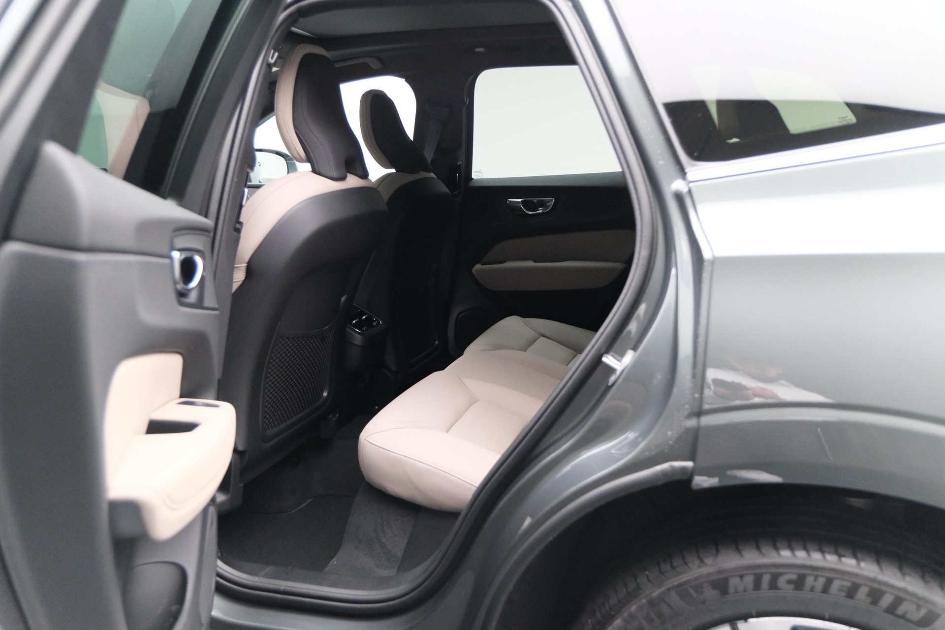 VOLVO XC60 2.0 B5 MH Ultra Bright AWD-image-17