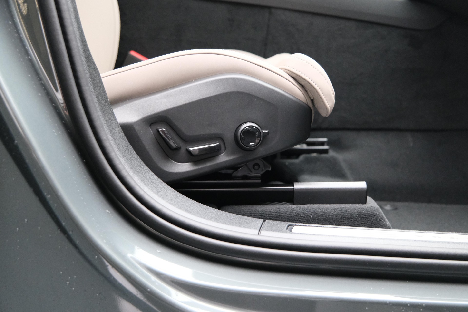 VOLVO XC60 2.0 B5 MH Ultra Bright AWD-image-32