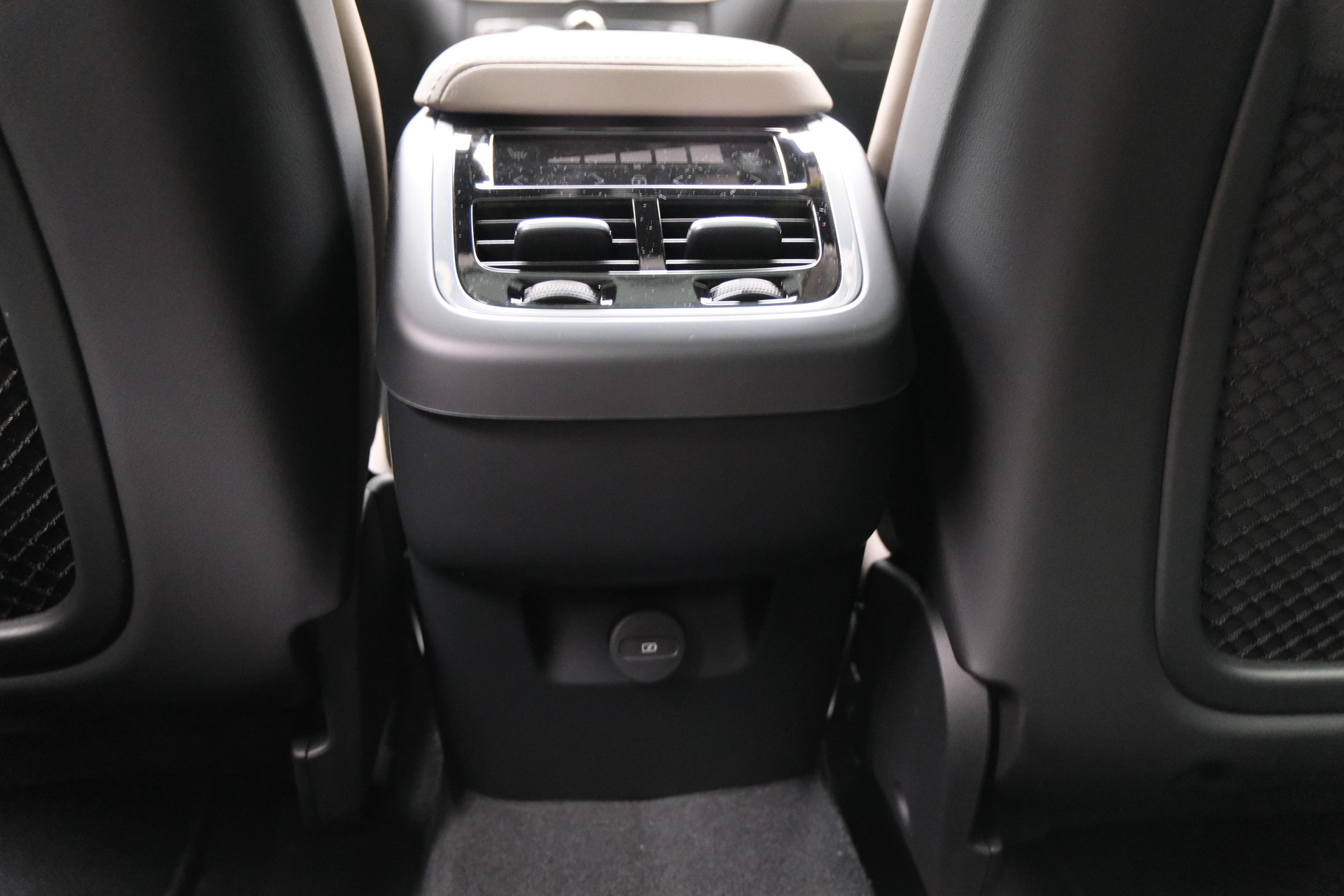 VOLVO XC60 2.0 B5 MH Ultra Bright AWD-image-18