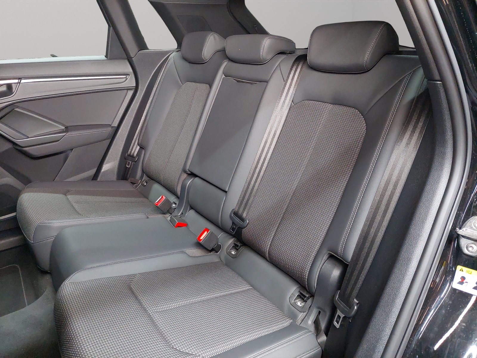 AUDI Q3 35 TFSI S line Attraction S-tronic-image-7
