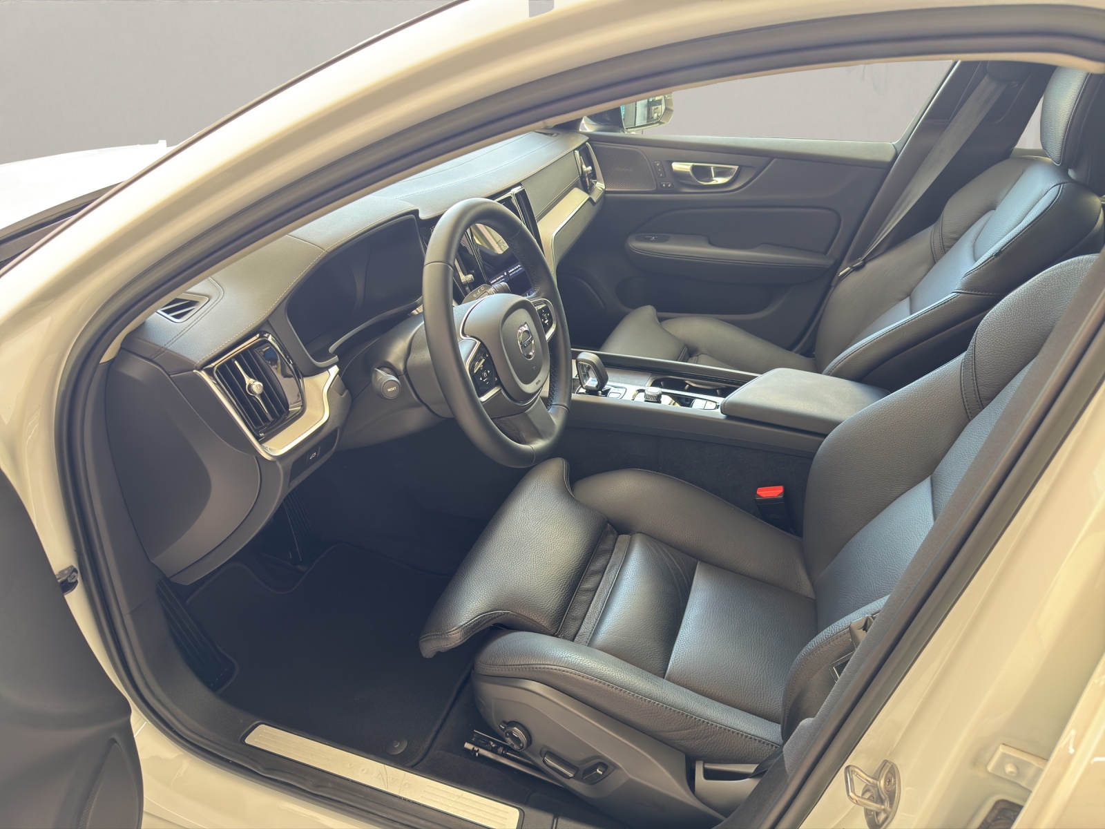 VOLVO V60 2.0 B5 Ultimate Dark AWD-showroom-element-3
