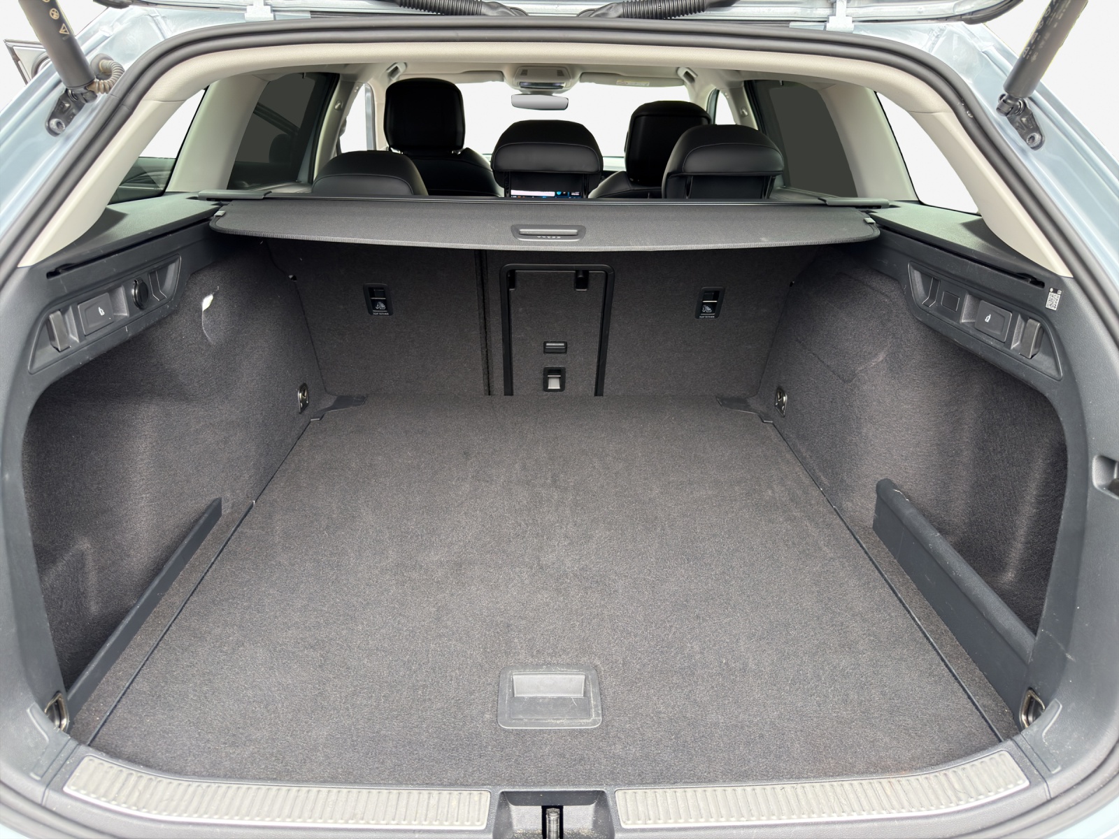 VW Passat Variant 2.0 TDI evo Elegance 4 Motion DSG-image-12