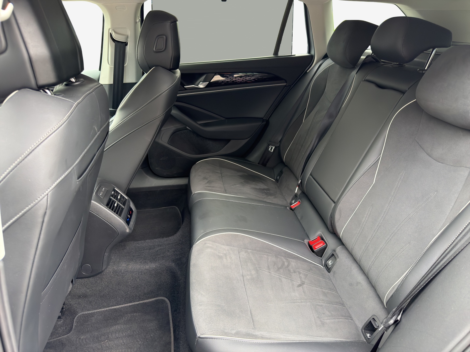 VW Passat Variant 2.0 TDI evo Elegance 4 Motion DSG-image-11