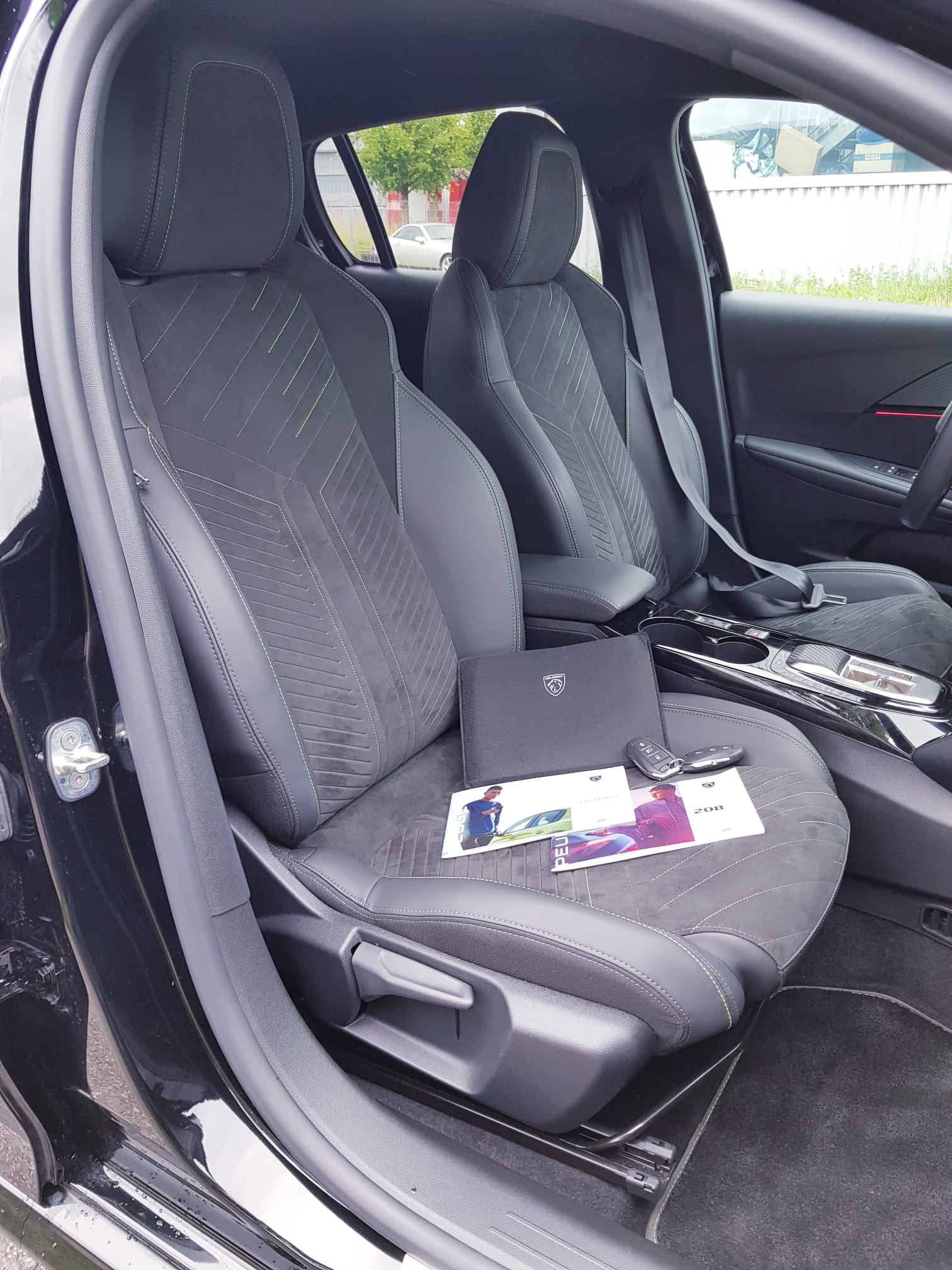 PEUGEOT 208 1.2 MHEV 145 GT-image-8