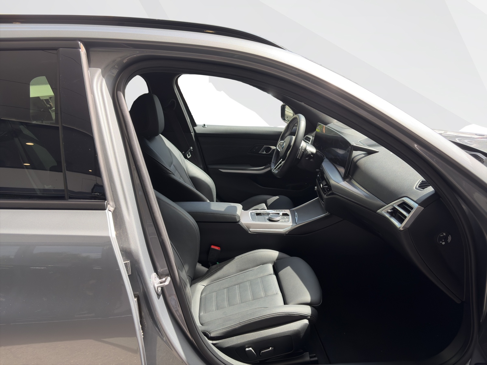 BMW 330e xDrive Touring-image-15