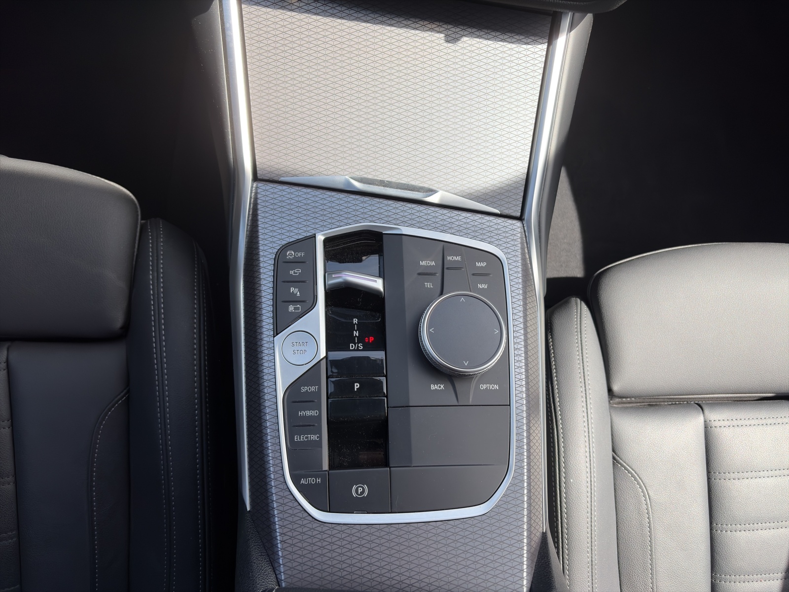 BMW 330e xDrive Touring-image-14
