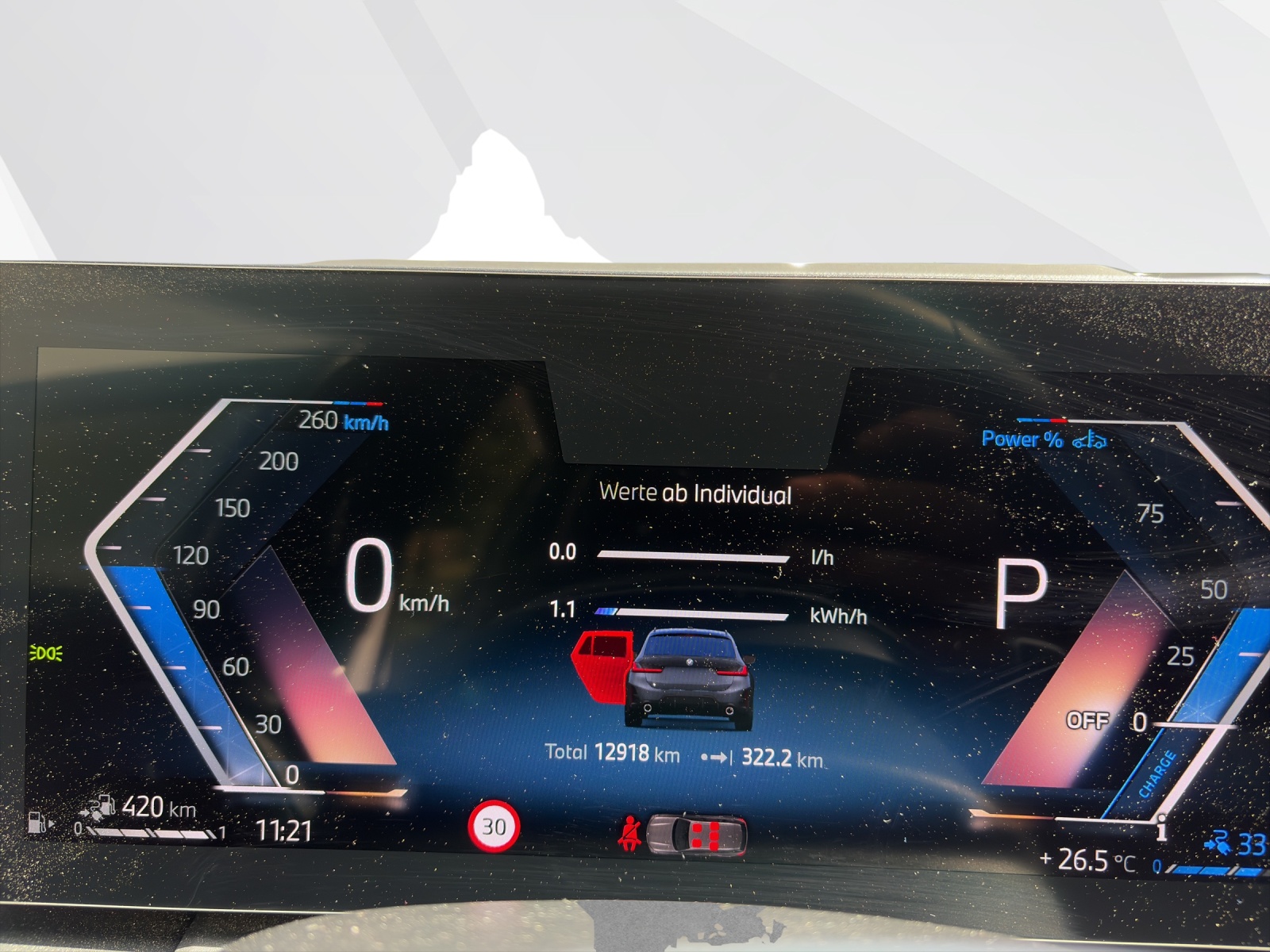 BMW 330e xDrive Touring-image-12