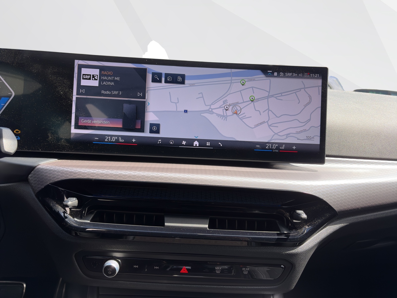 BMW 330e xDrive Touring-image-13