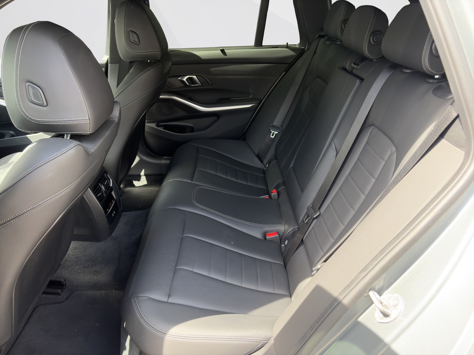 BMW 330e xDrive Touring-image-17