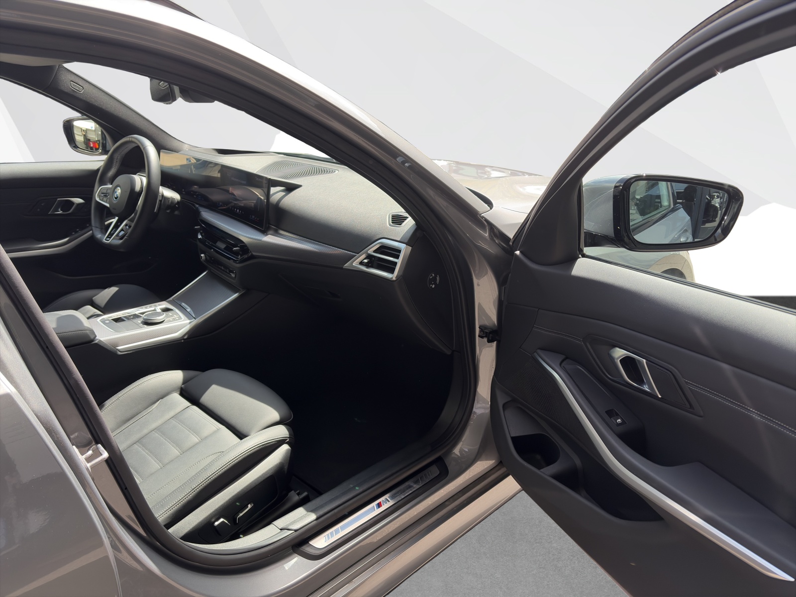BMW 330e xDrive Touring-image-16
