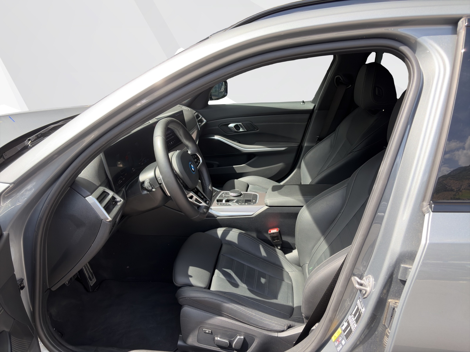 BMW 330e xDrive Touring-image-9