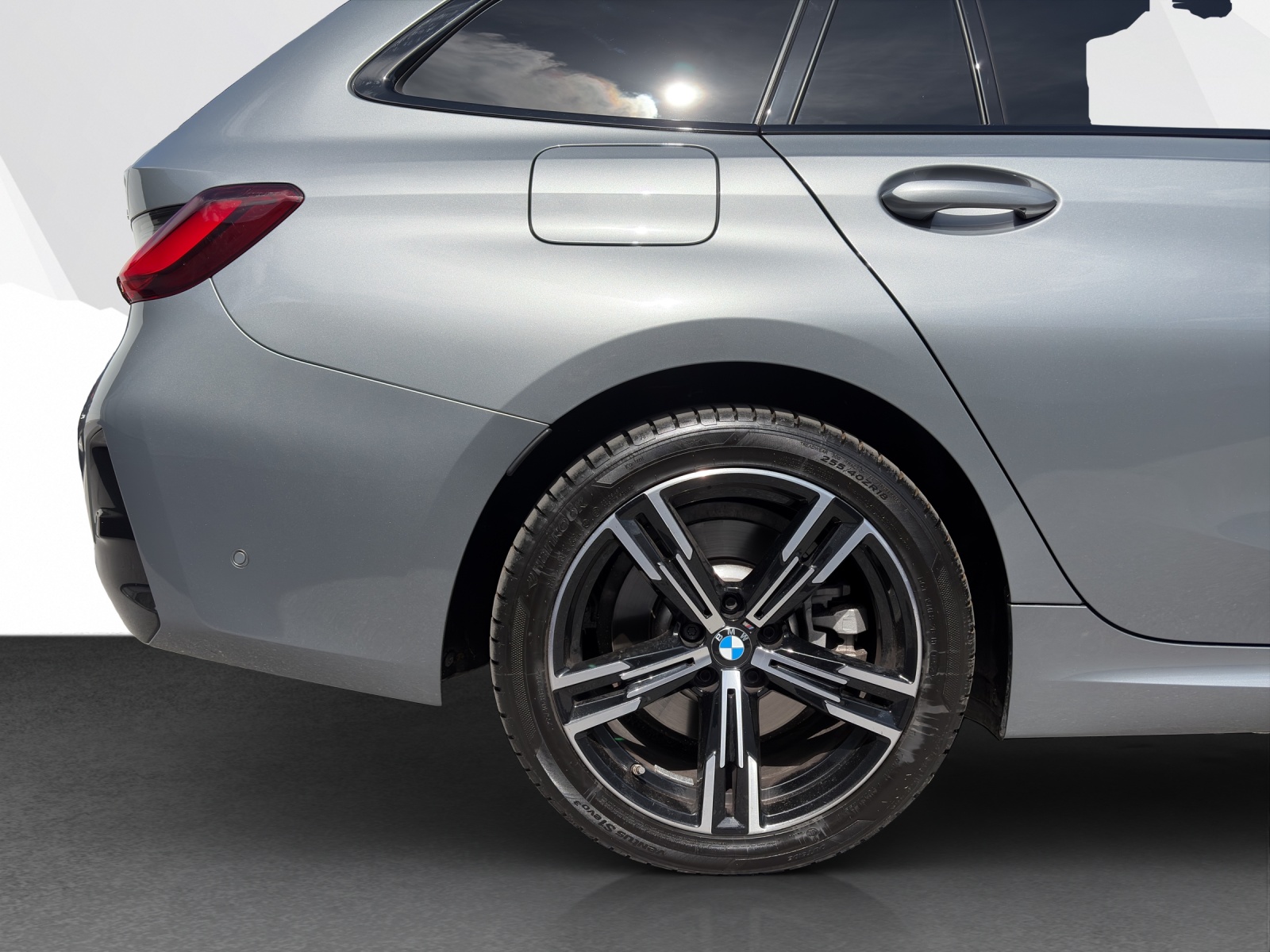 BMW 330e xDrive Touring-image-22