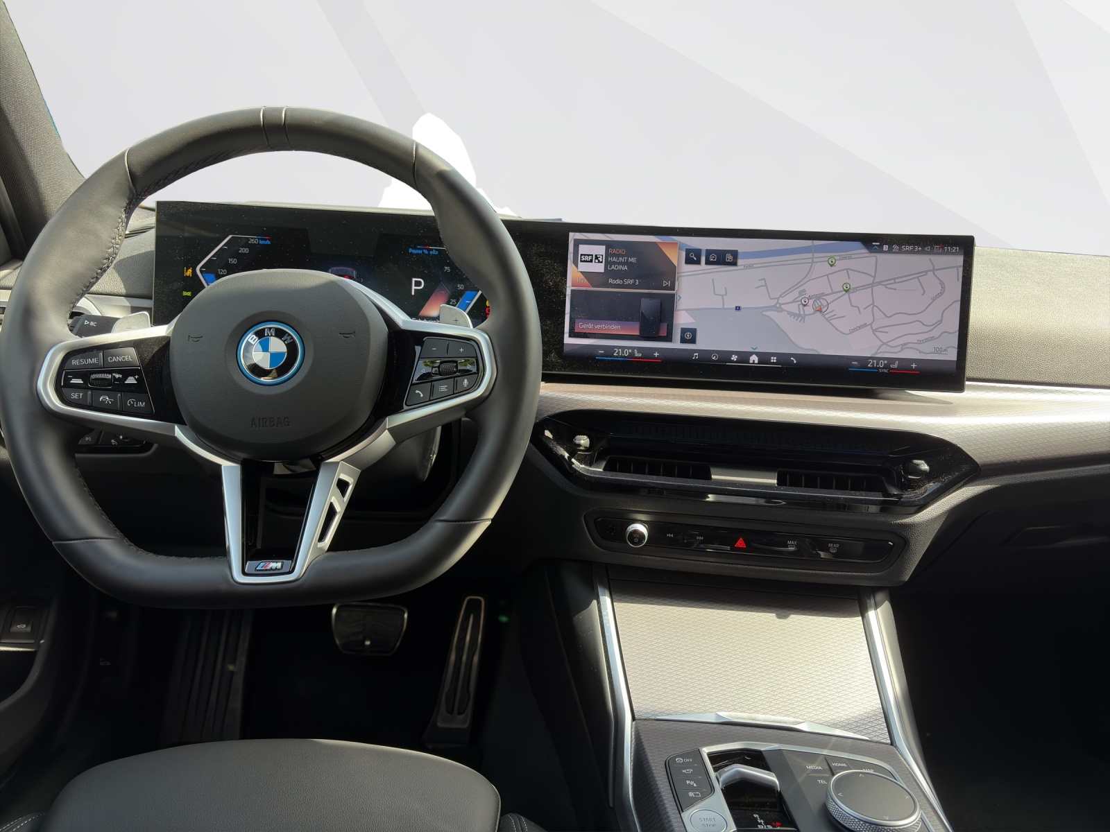 BMW 330e xDrive Touring-image-10