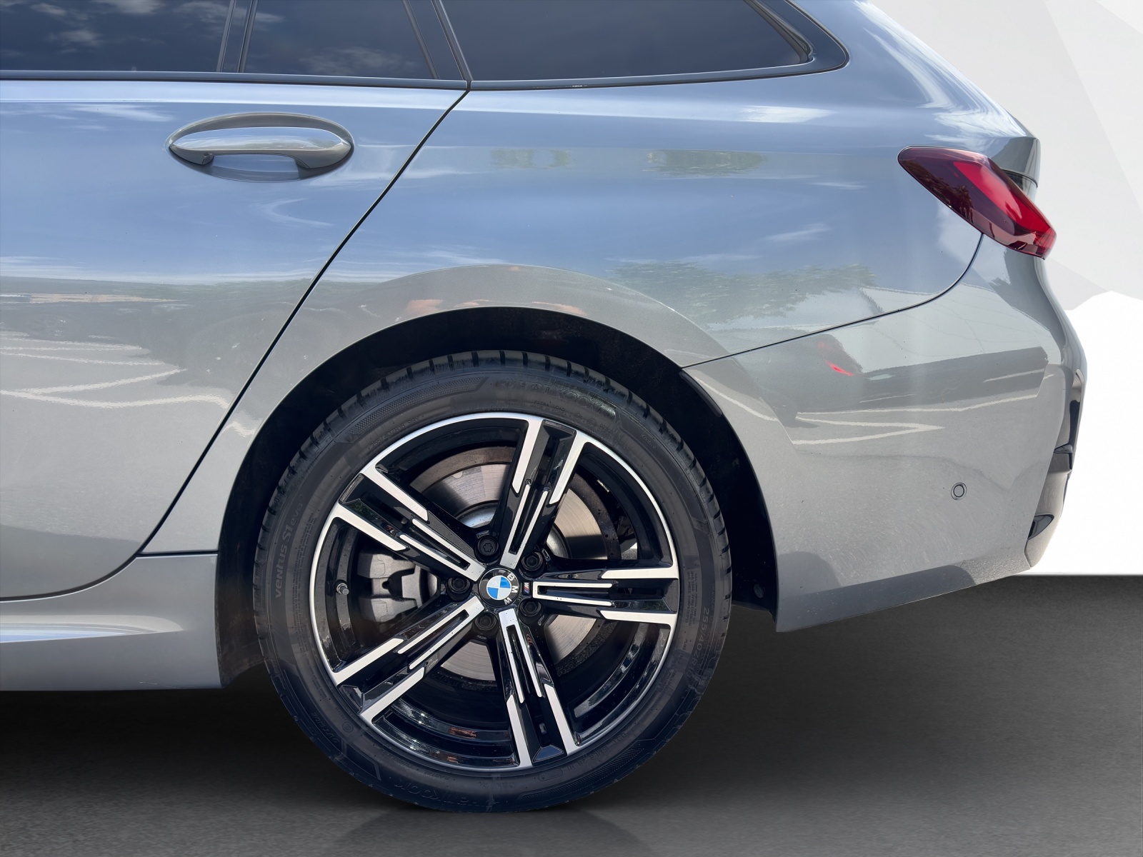 BMW 330e xDrive Touring-image-21
