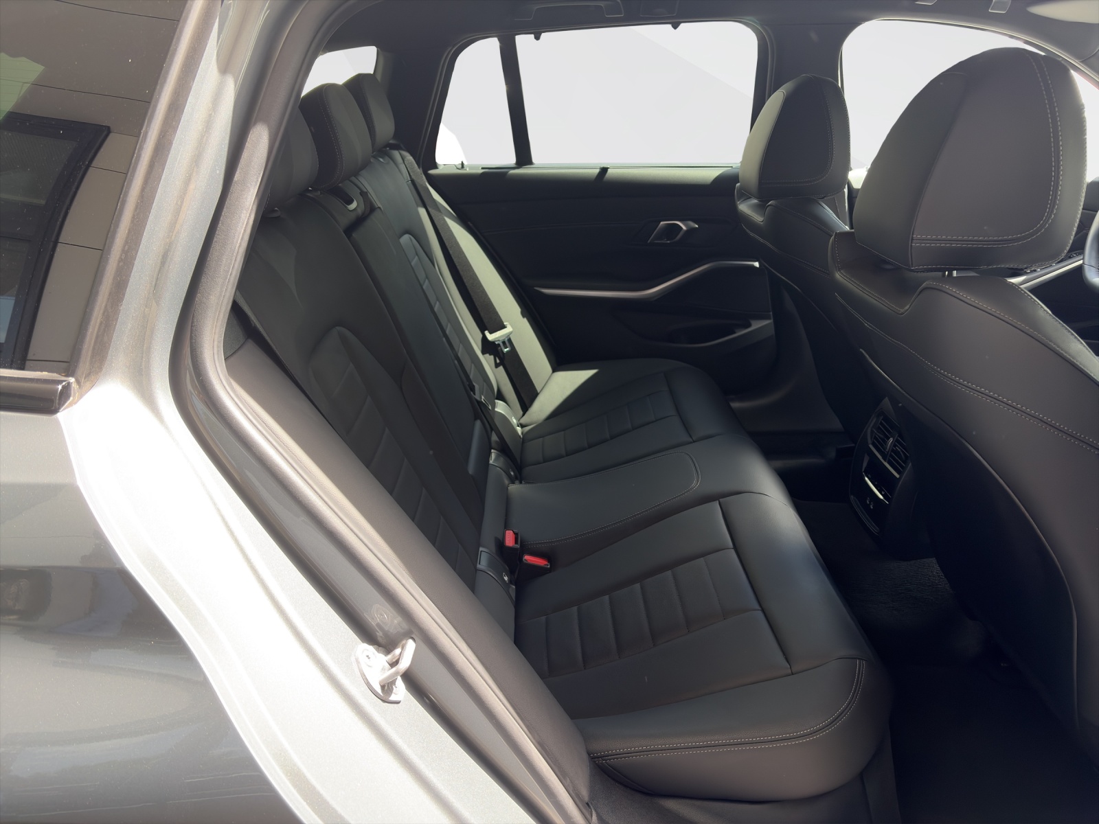 BMW 330e xDrive Touring-image-19