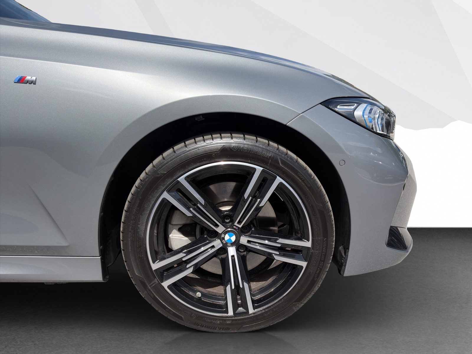 BMW 330e xDrive Touring-image-23
