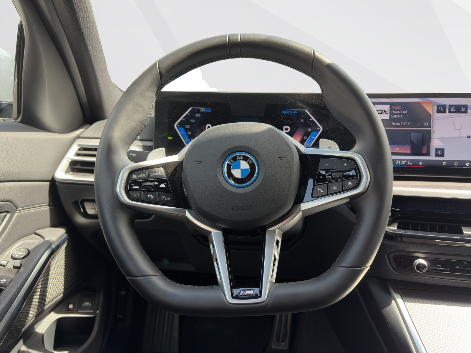 BMW 330e xDrive Touring-image-11