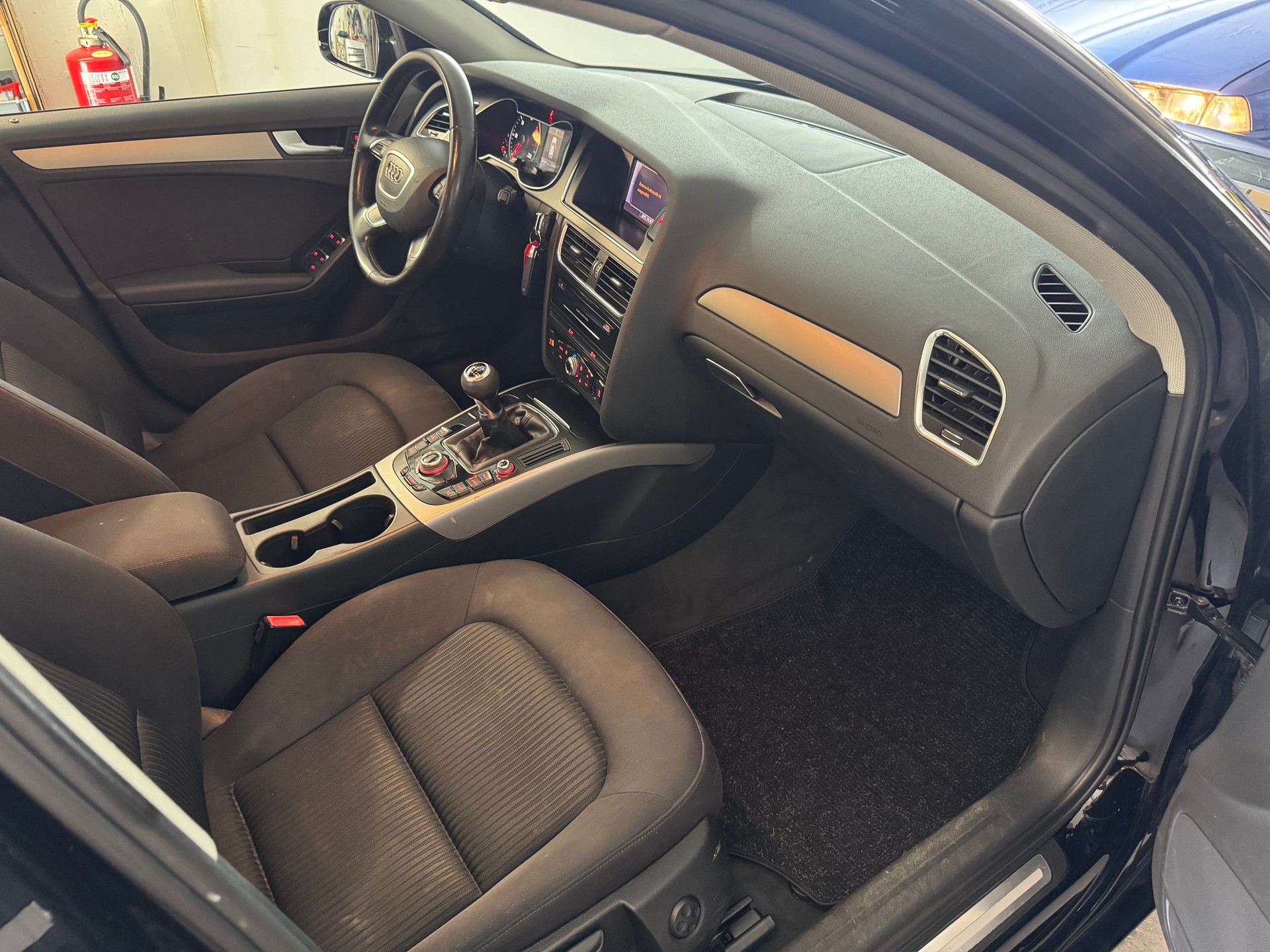 AUDI A4 Avant 2.0 TDI-image-8