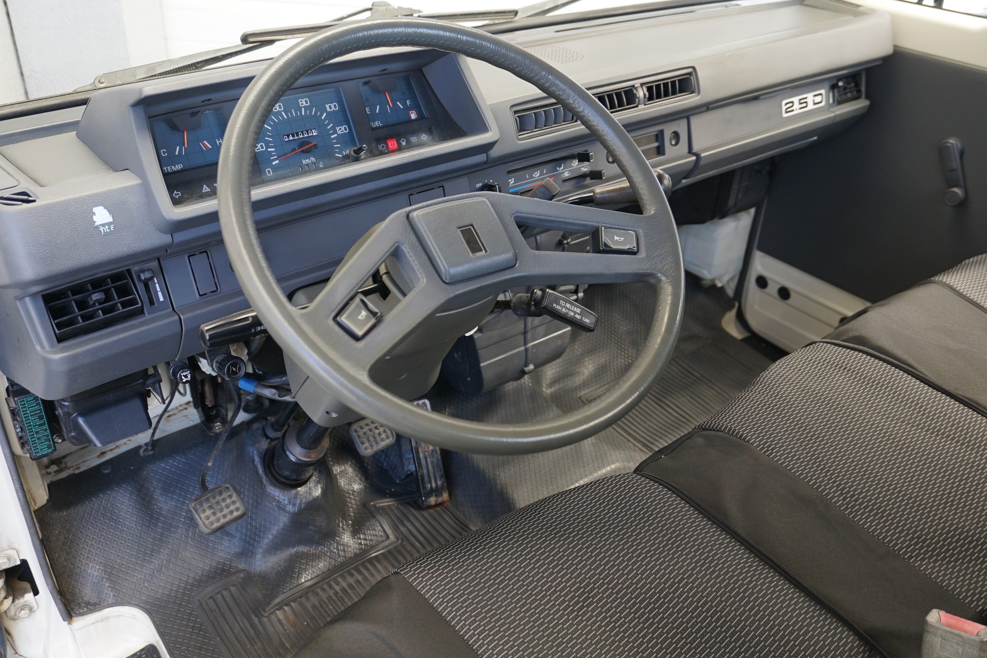 MITSUBISHI L 300 2.5D-image-15