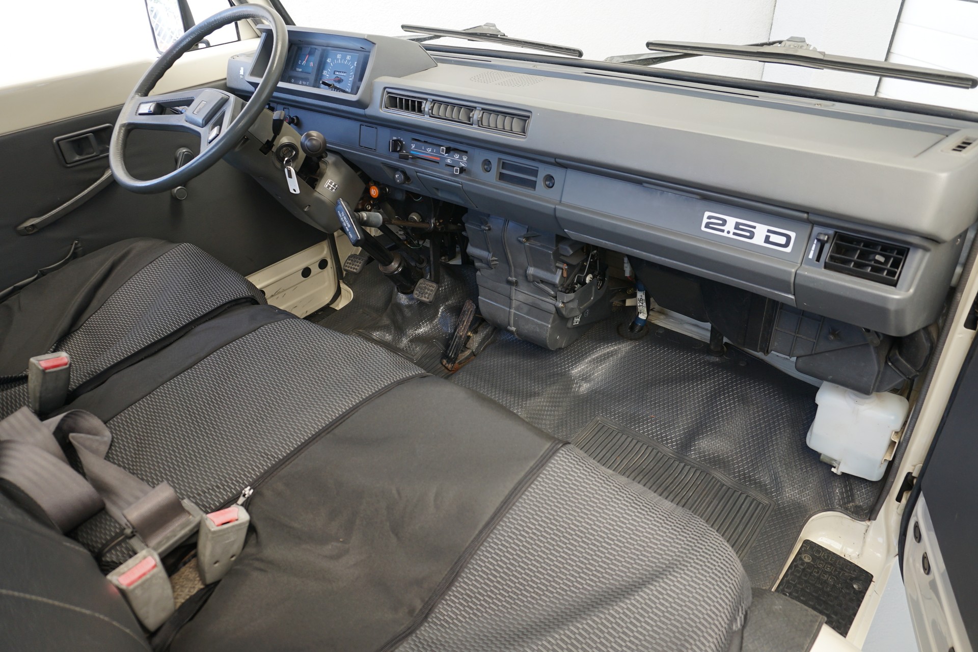 MITSUBISHI L 300 2.5D-image-16