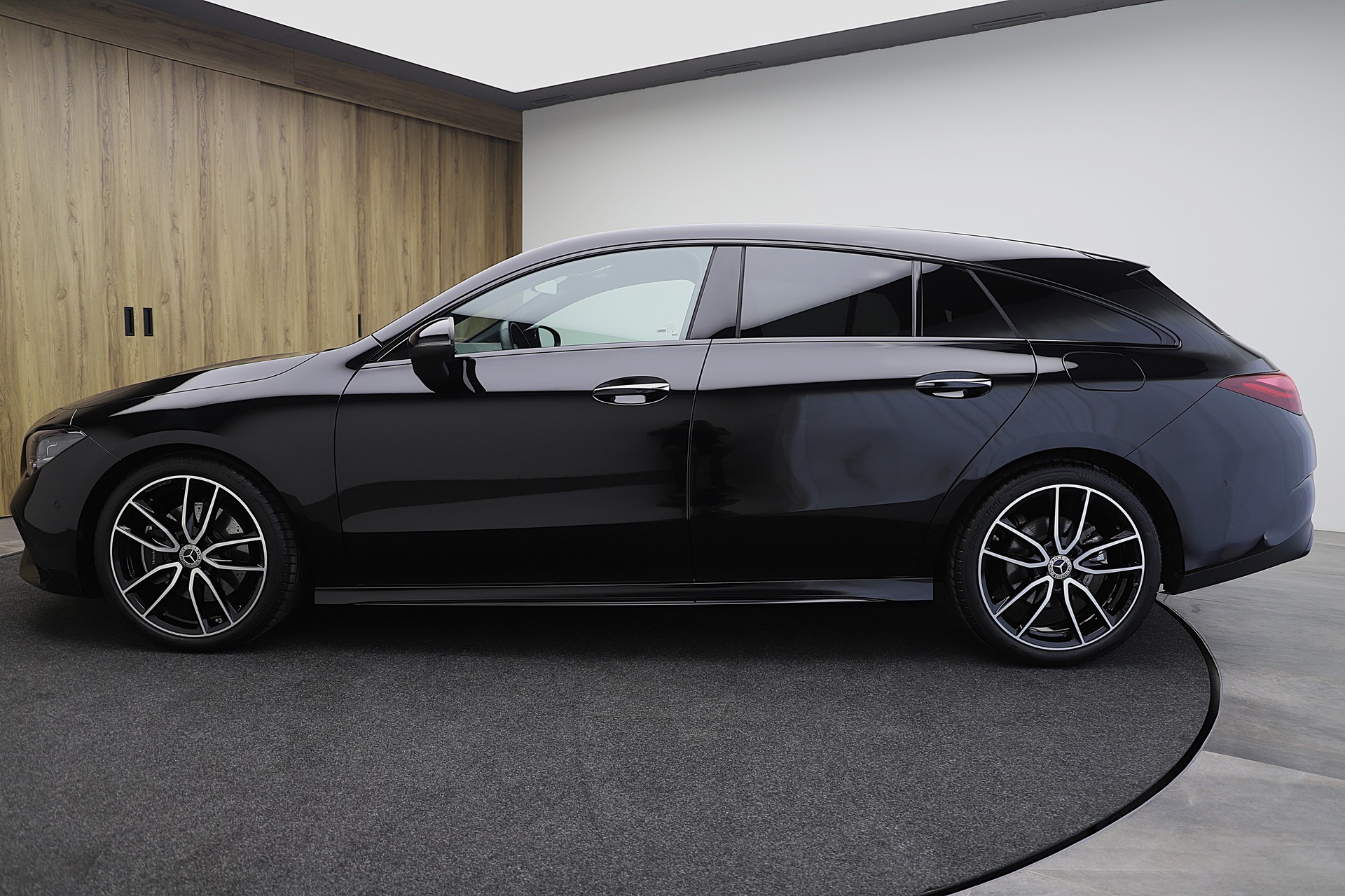 MERCEDES-BENZ CLA 200 Shooting Brake 7G-DCT AMG Line Night Edition-image-2