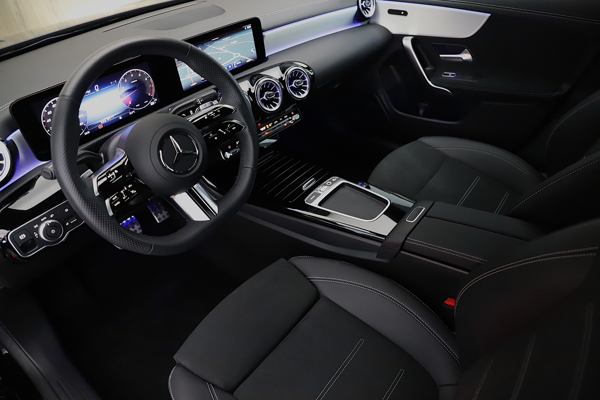 MERCEDES-BENZ CLA 200 Shooting Brake 7G-DCT AMG Line Night Edition-image-4