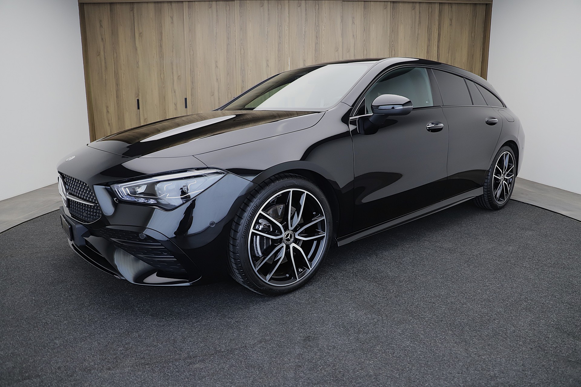 MERCEDES-BENZ CLA 200 Shooting Brake 7G-DCT AMG Line Night Edition