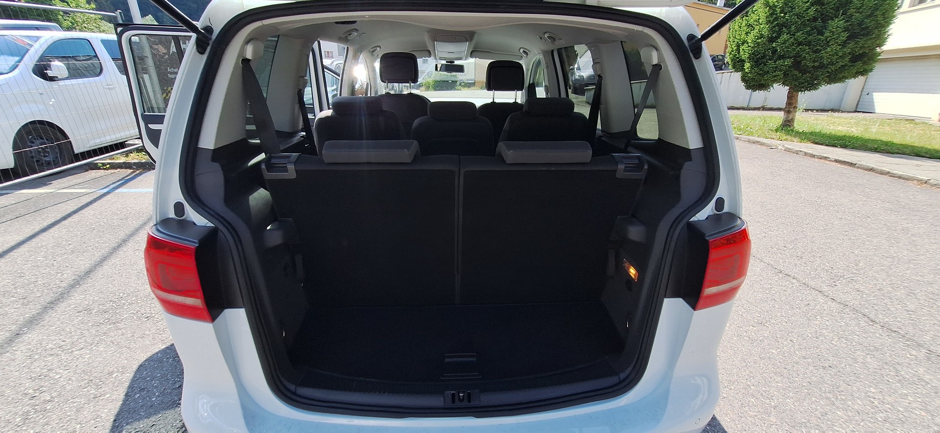 VW Touran 1.4 TSI EcoFuel Design DSG-image-11