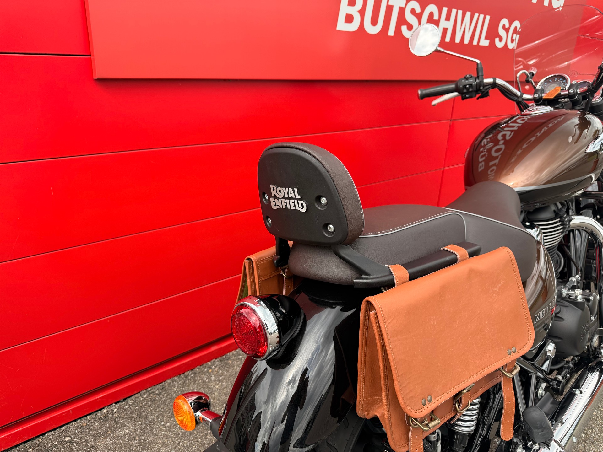 ROYAL ENFIELD Meteor Stellar-showroom-element-3