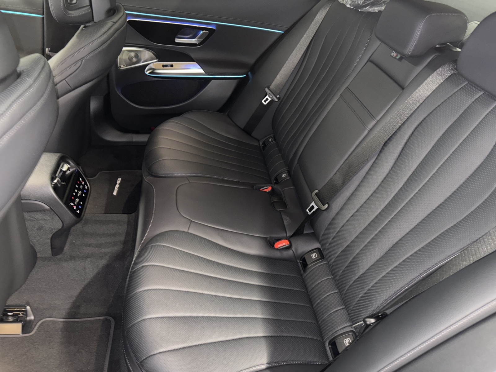 MERCEDES-BENZ E 200 4M Berline-image-10