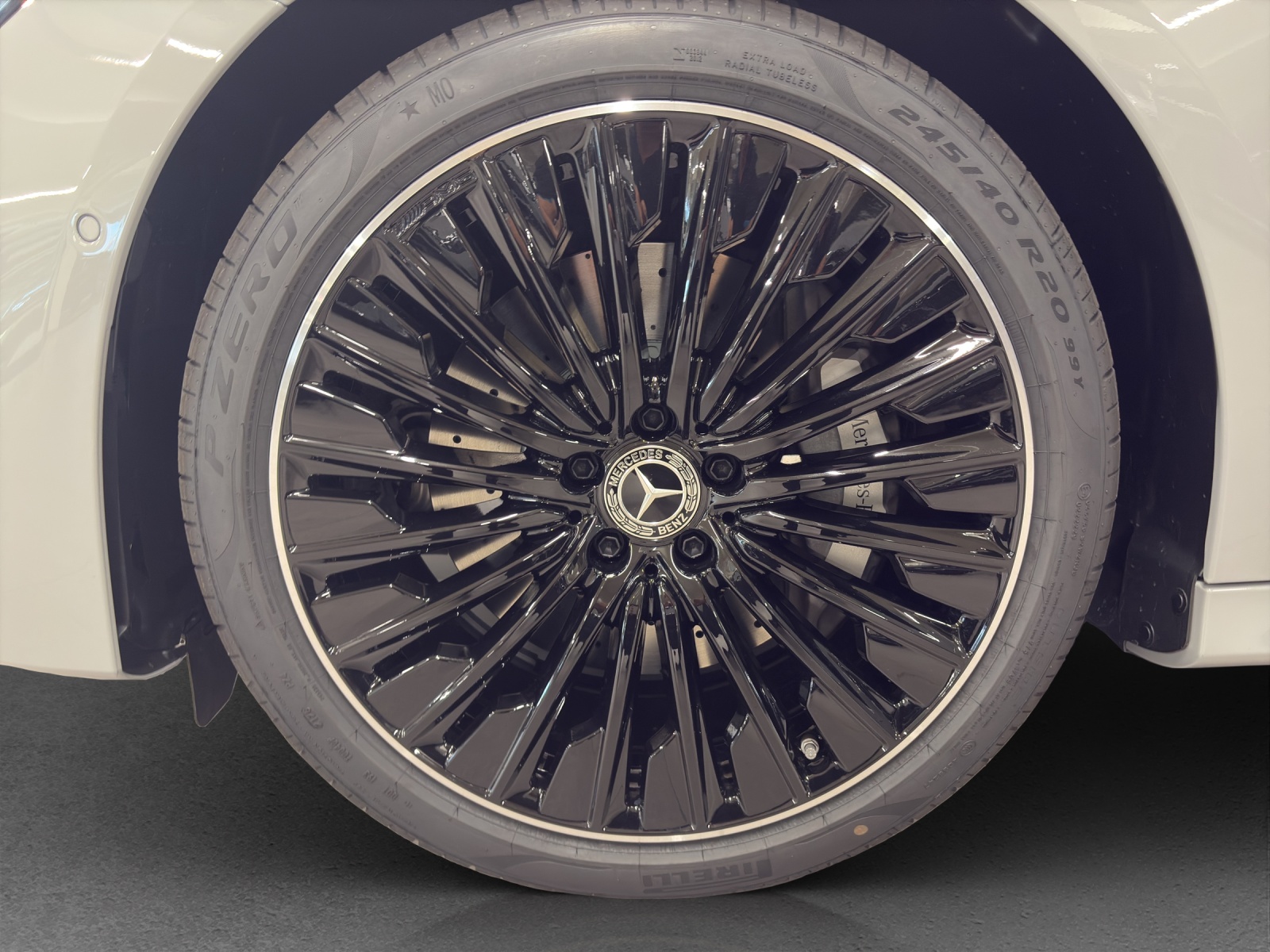 MERCEDES-BENZ E 200 4M Berline-image-15