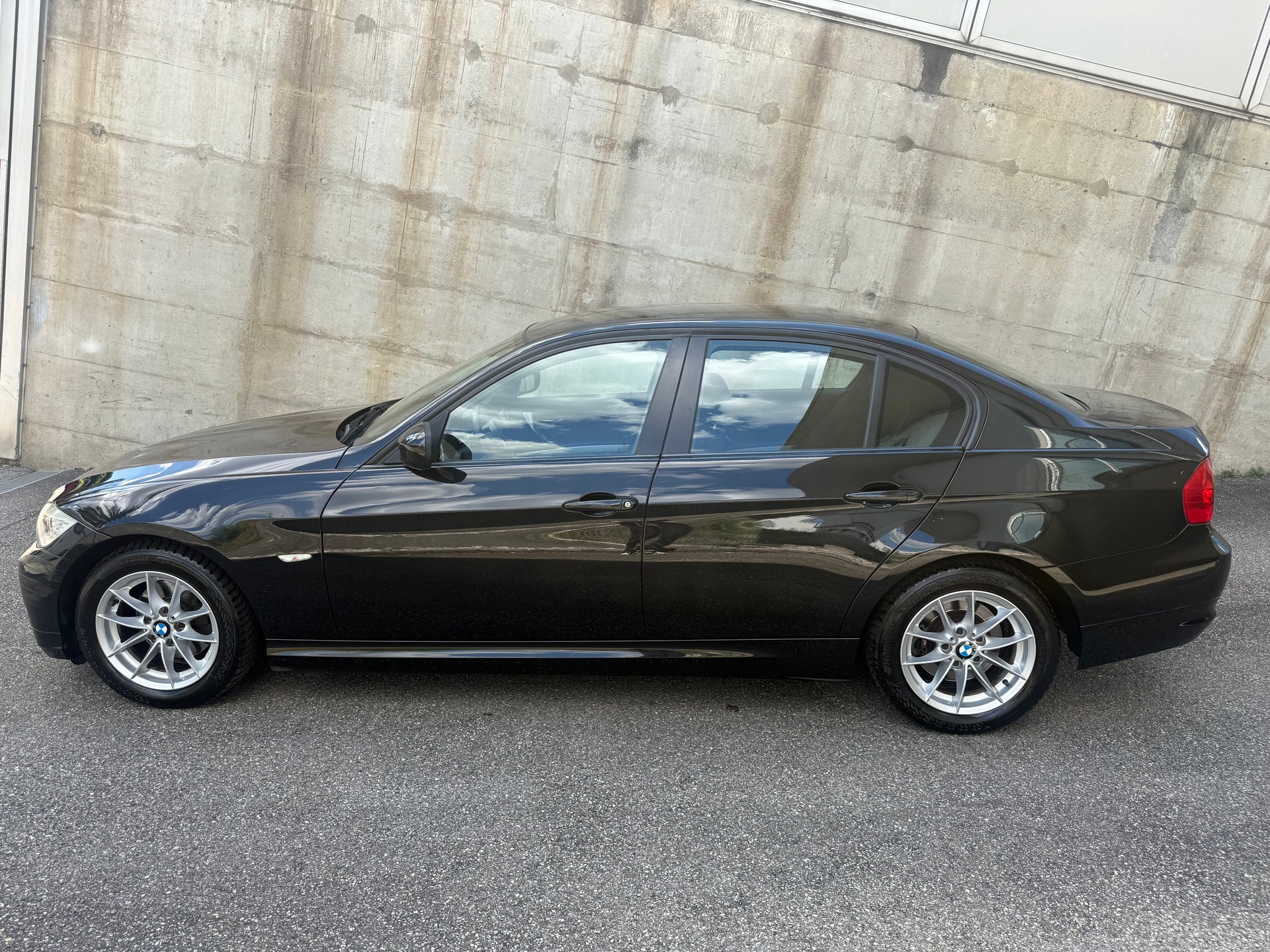 BMW 318i Dynamic Edition Steptronic || Frisch ab MFK-image-1