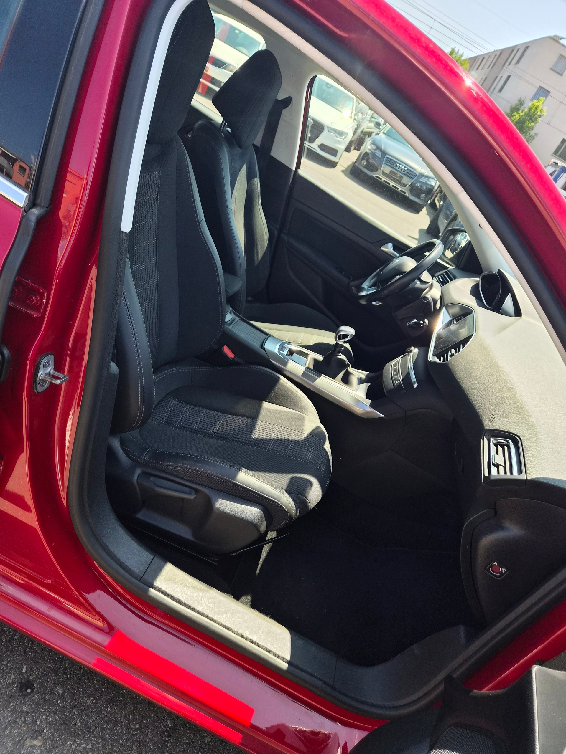 PEUGEOT 308 1.5 BlueHDI Allure-image-14