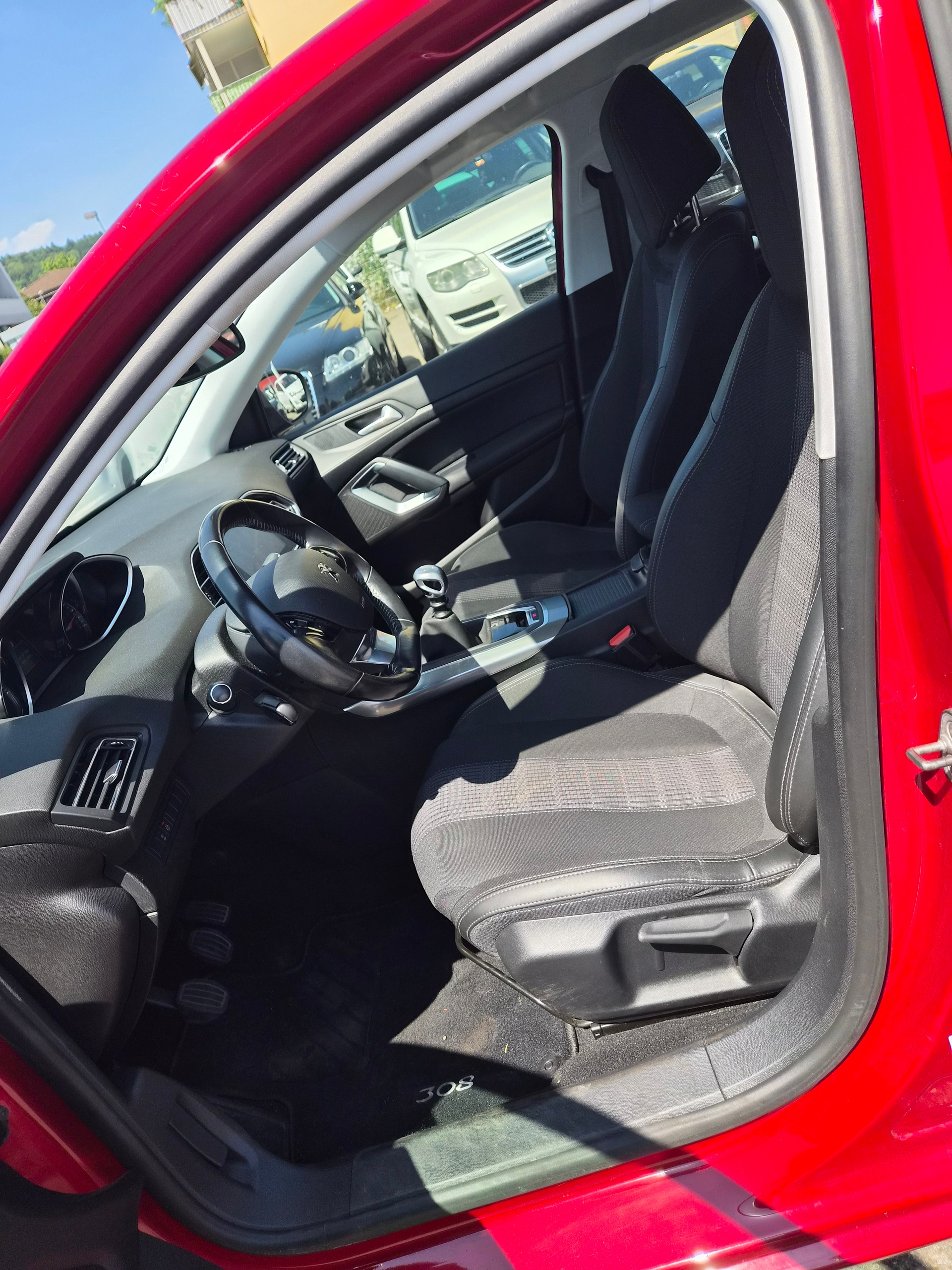 PEUGEOT 308 1.5 BlueHDI Allure-image-11