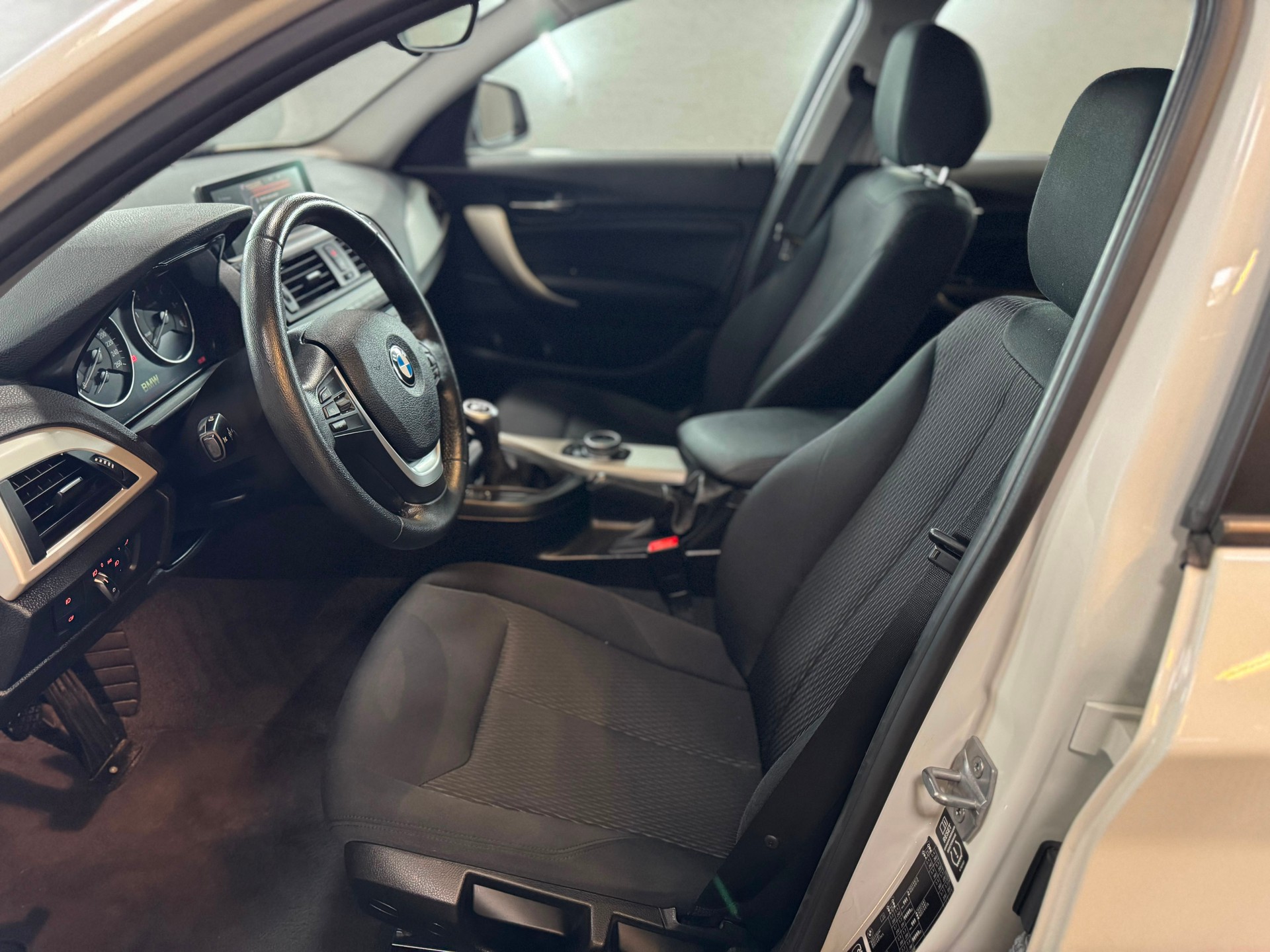 BMW 118d xDrive-image-6
