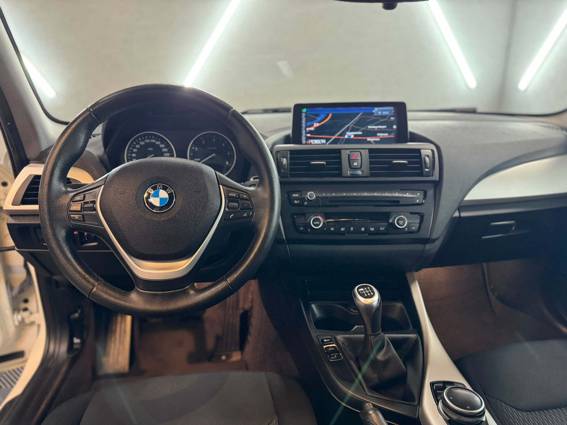 BMW 118d xDrive-image-8