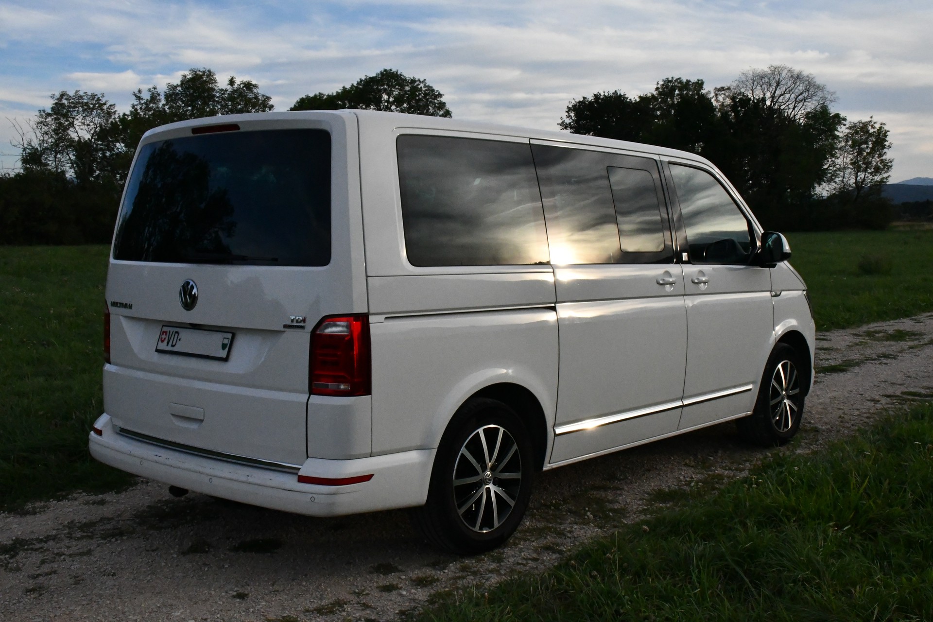 VW 2.0 TDI 150 Highline DSG 4m-image-1