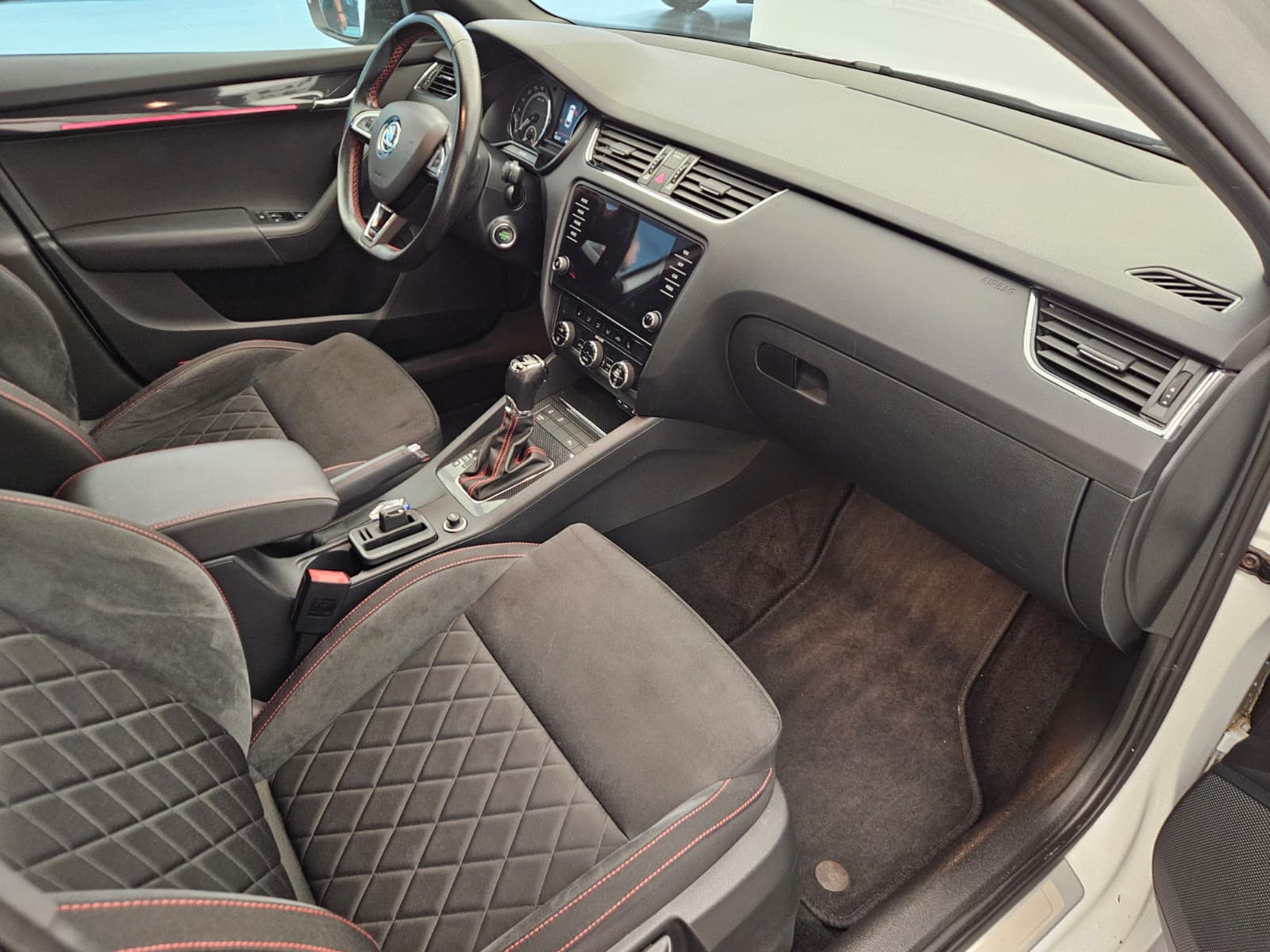 SKODA Octavia Combi 2.0 TDI RS Prag 4x4 DSG-image-11
