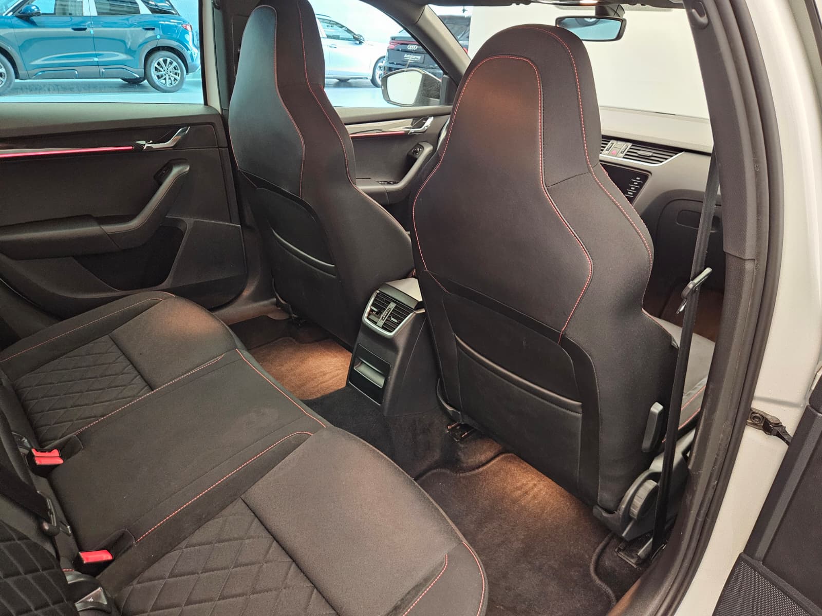 SKODA Octavia Combi 2.0 TDI RS Prag 4x4 DSG-image-13