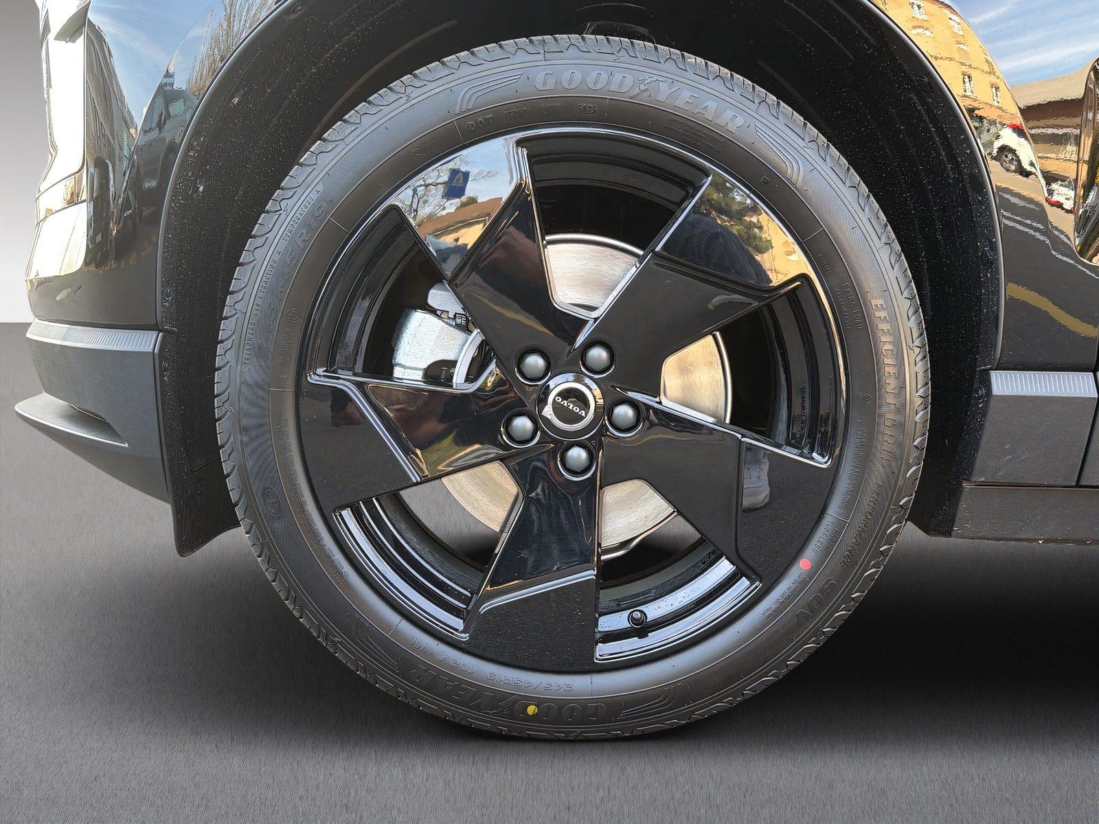 VOLVO EX30 E60 Plus Swiss Black Edition-image-18