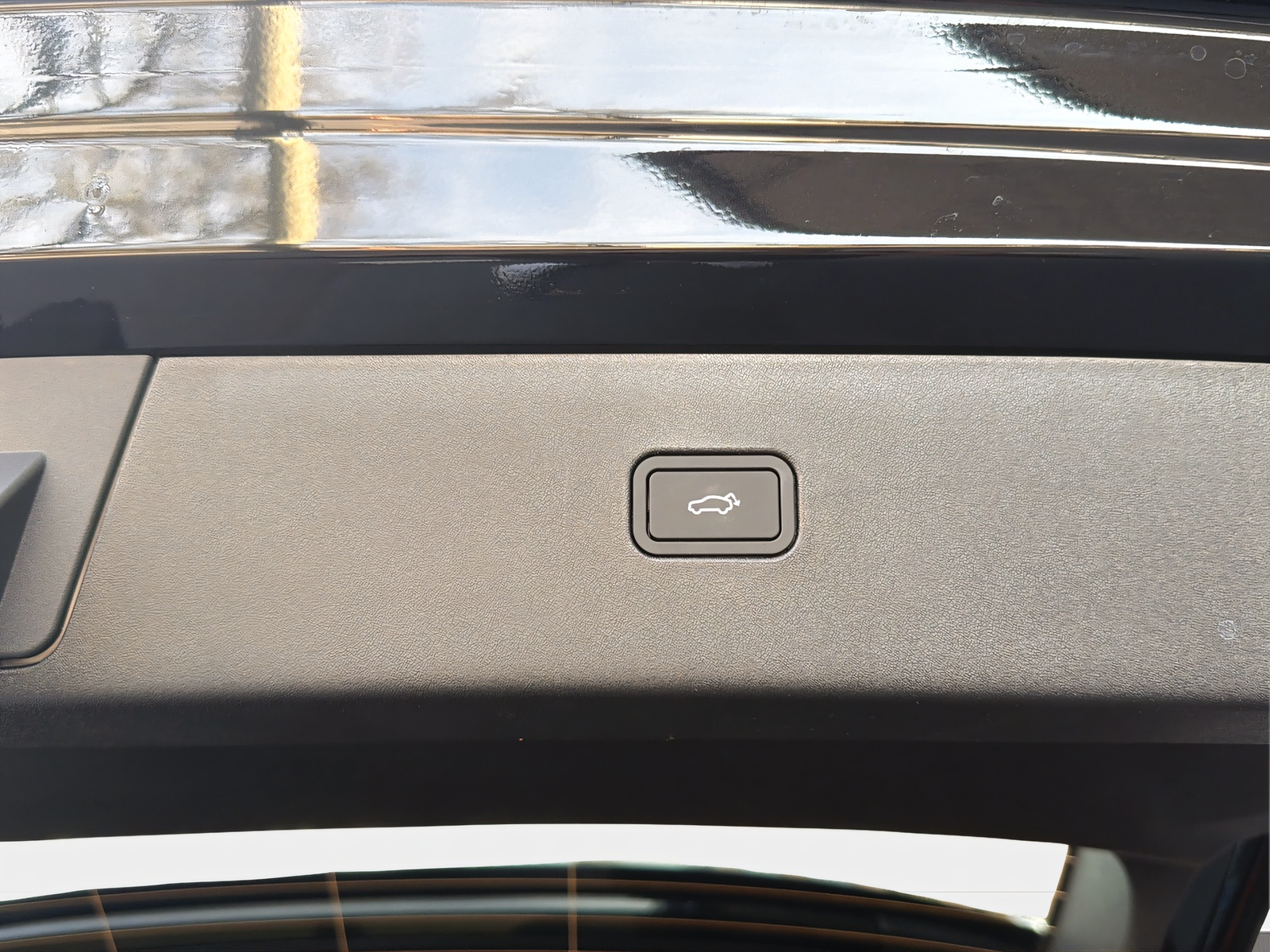 VOLVO EX30 E60 Plus Swiss Black Edition-image-17