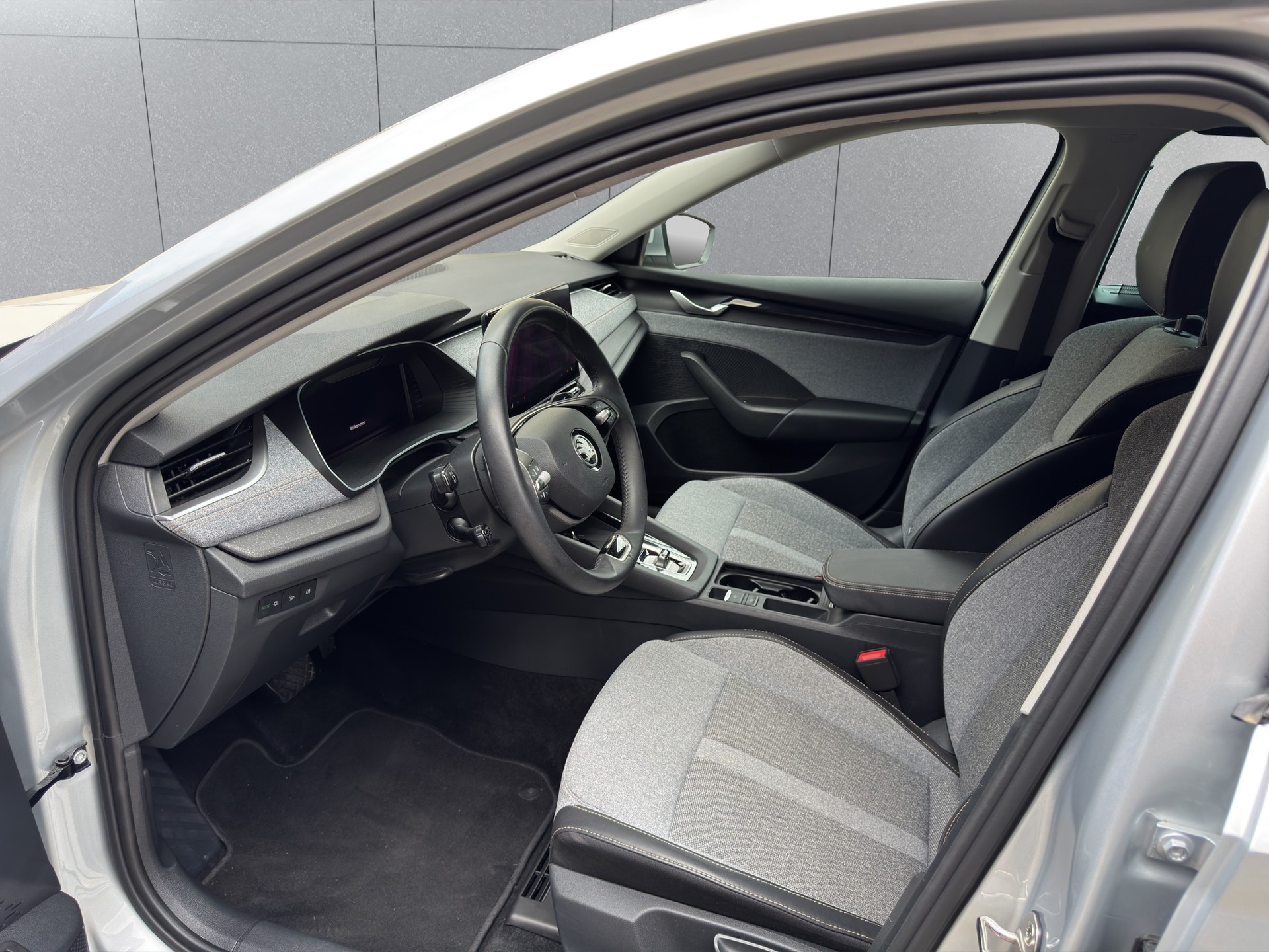 SKODA Octavia Combi 1.5 TSI mHEV DSG Dynamic-image-11