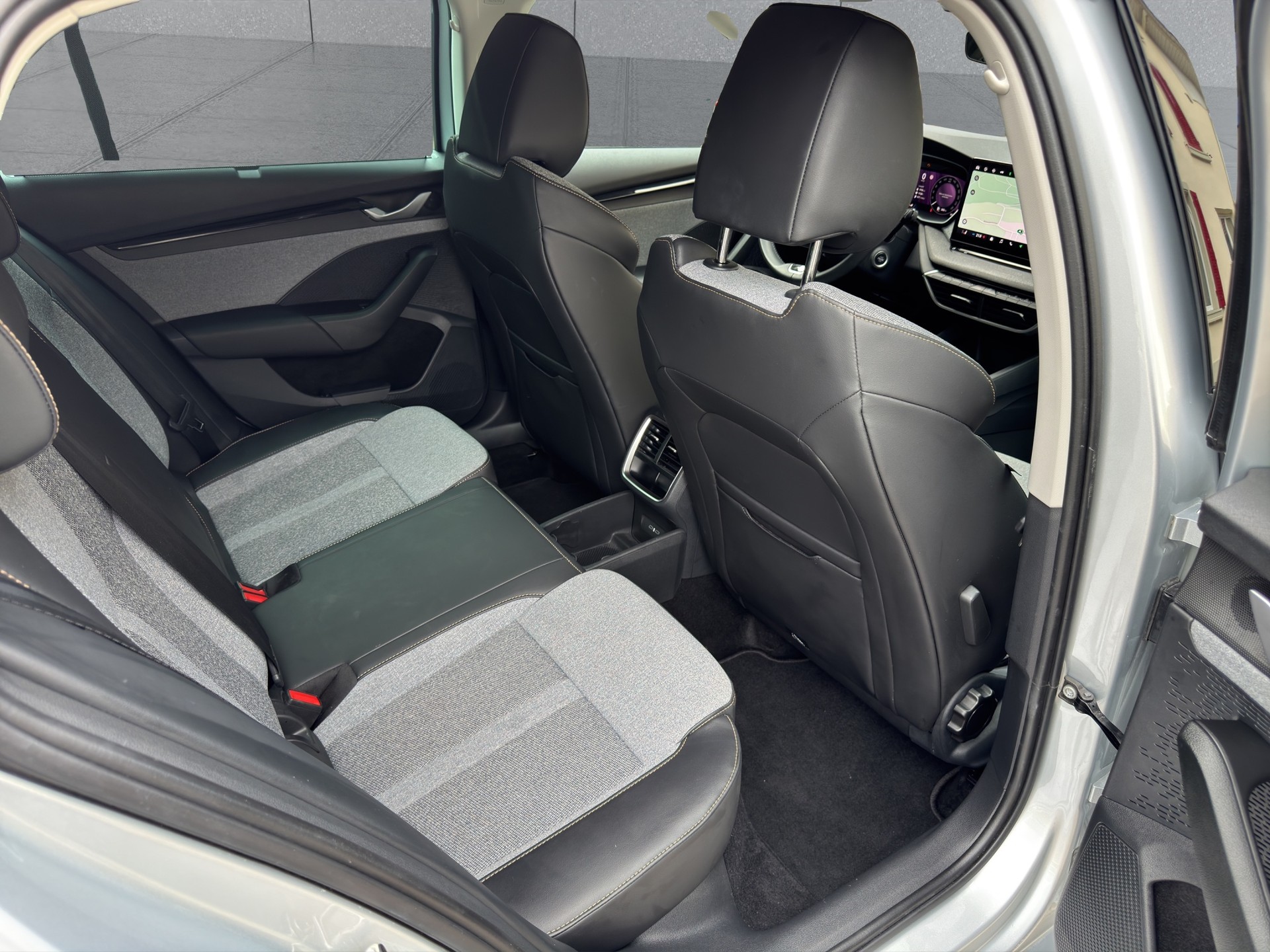 SKODA Octavia Combi 1.5 TSI mHEV DSG Dynamic-image-13