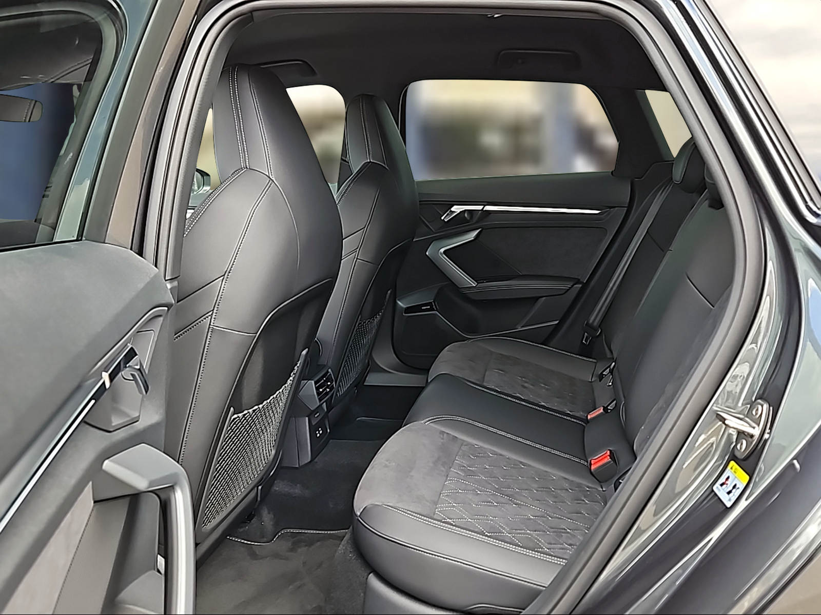 AUDI A3 Sportback TFSI 150 kW quattro S line S tronic Mythosschwarz Metallic-image-9