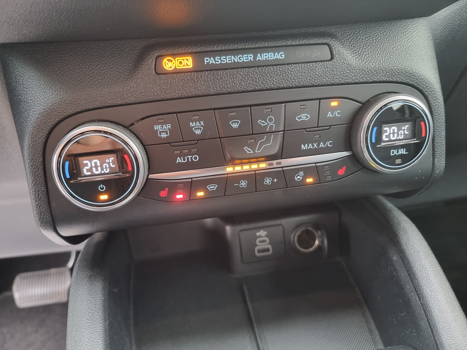 FORD Kuga 2.0 TDCi EcoBlue Cool & Connect 4WD-image-5